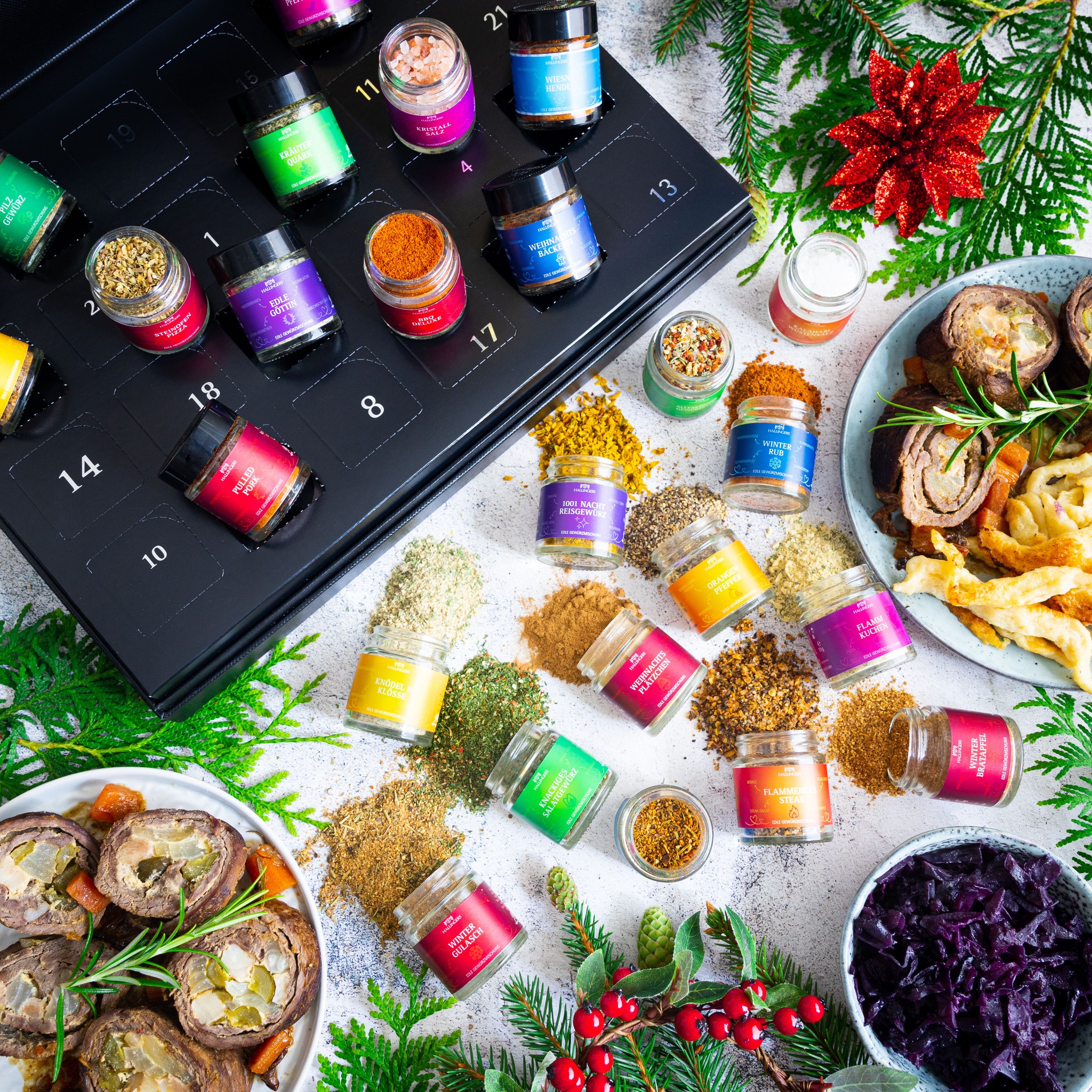Geöffneter Gewürz-Adventskalender Magische Reise mit Gewürzgläsern, Gewürzhäufchen, Rouladen und Rotkraut