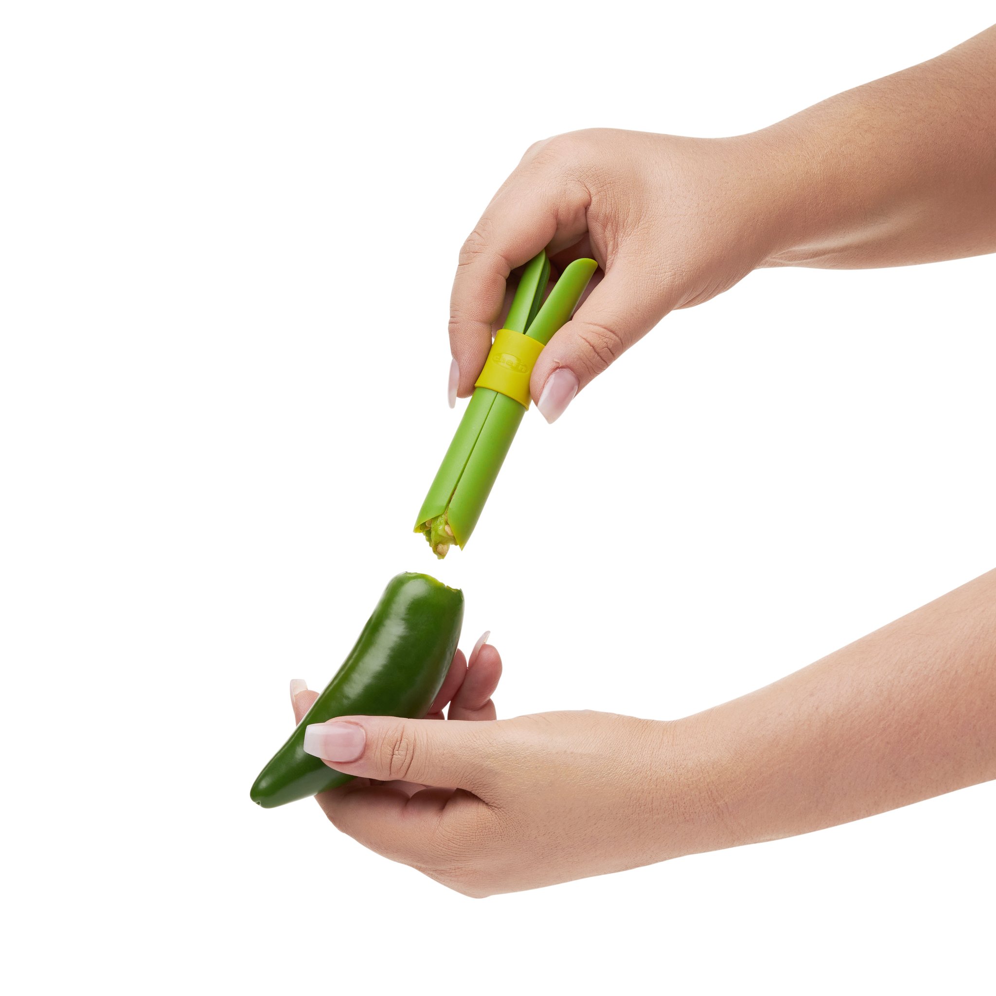 Chili-Entkerner wird mit den Kernen aus der Jalapeño gezogen