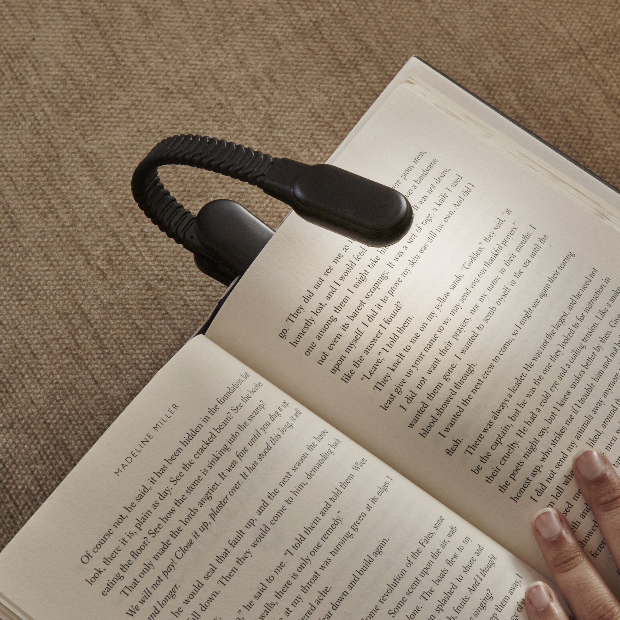 Wiederaufladbare Leseleuchte von Kikkerland – am Buch beim Lesen