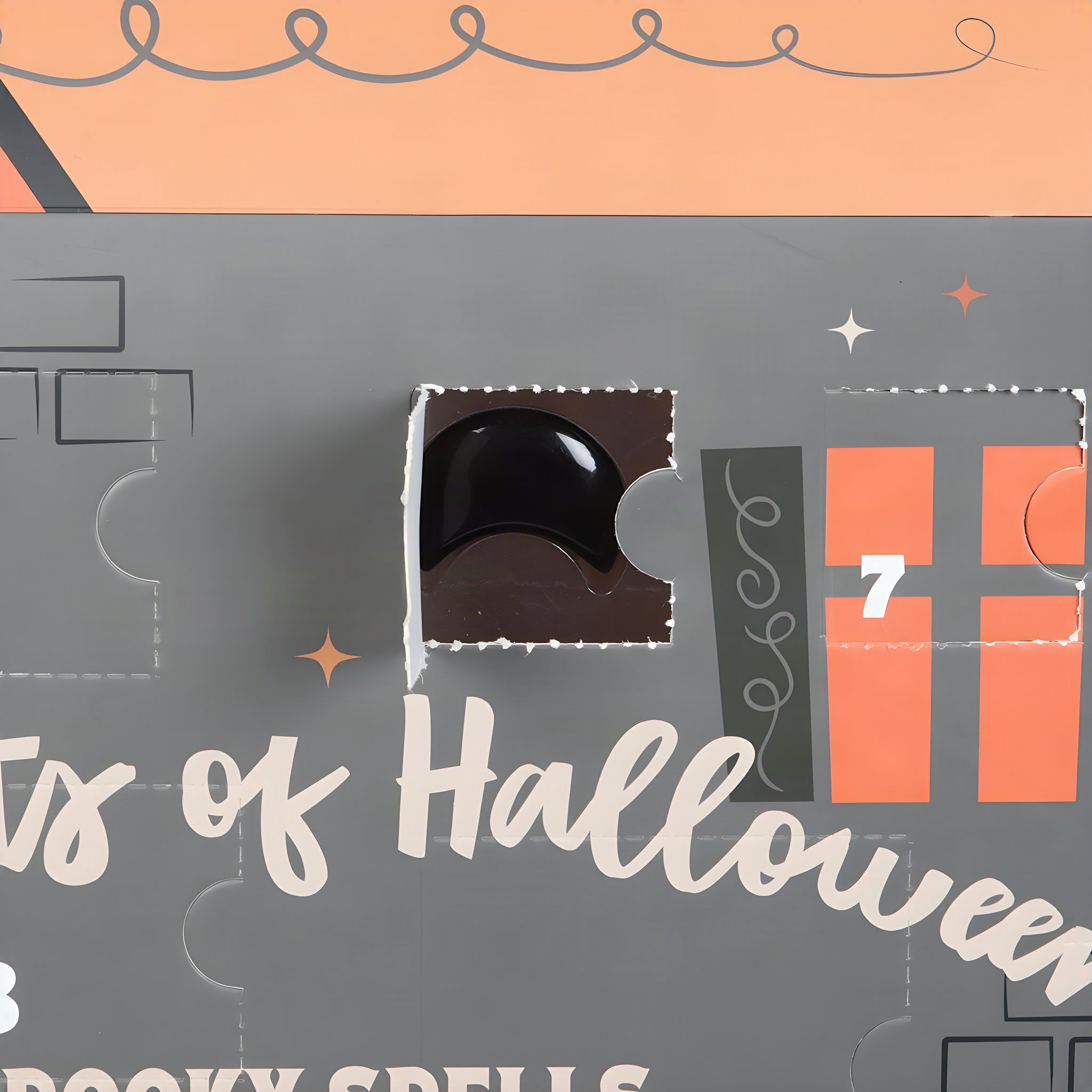 Gros plan du calendrier d'Halloween avec une case ouverte dévoilant un petit bougeoir