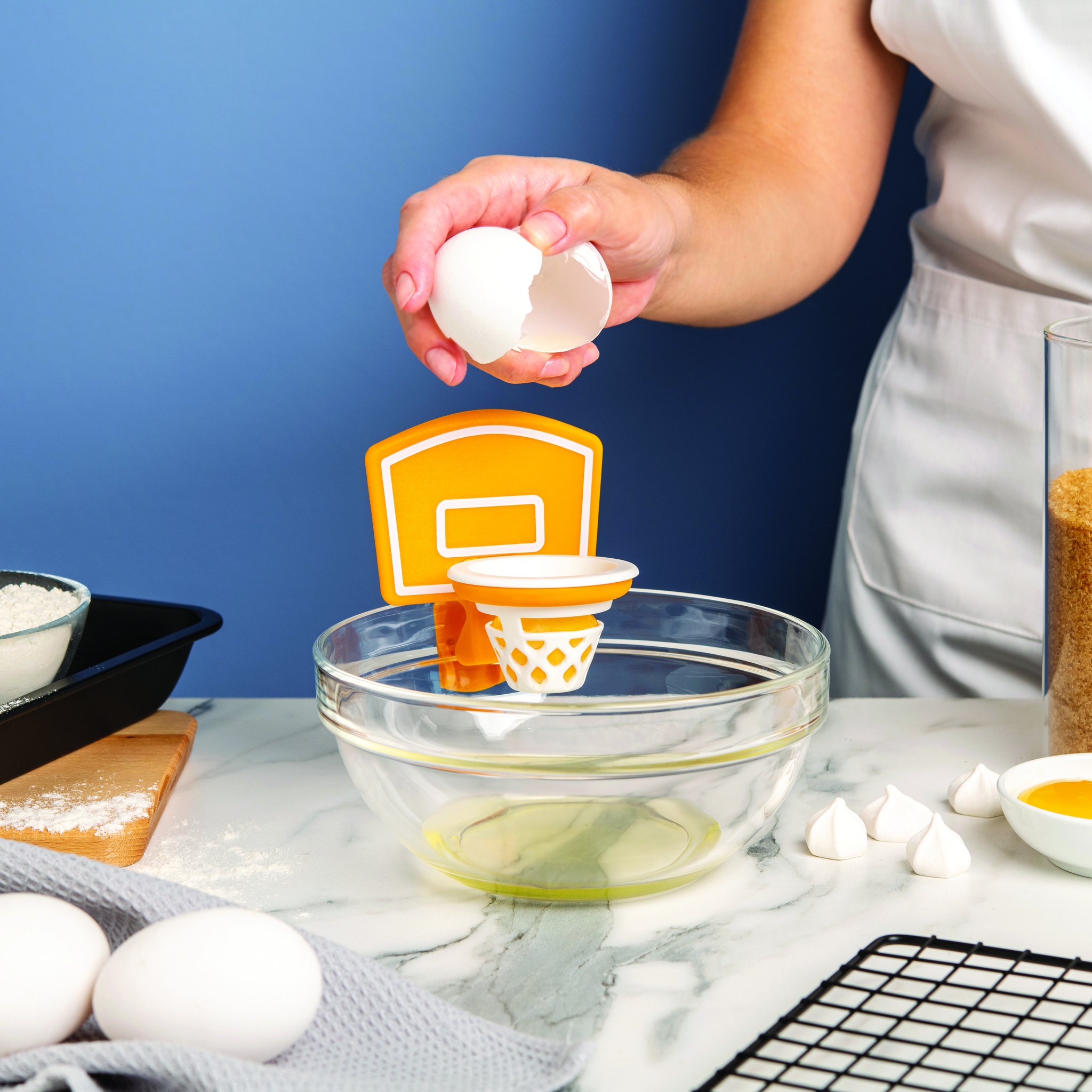 Ei wird mit dem Dunk N Egg Eiertrenner getrennt