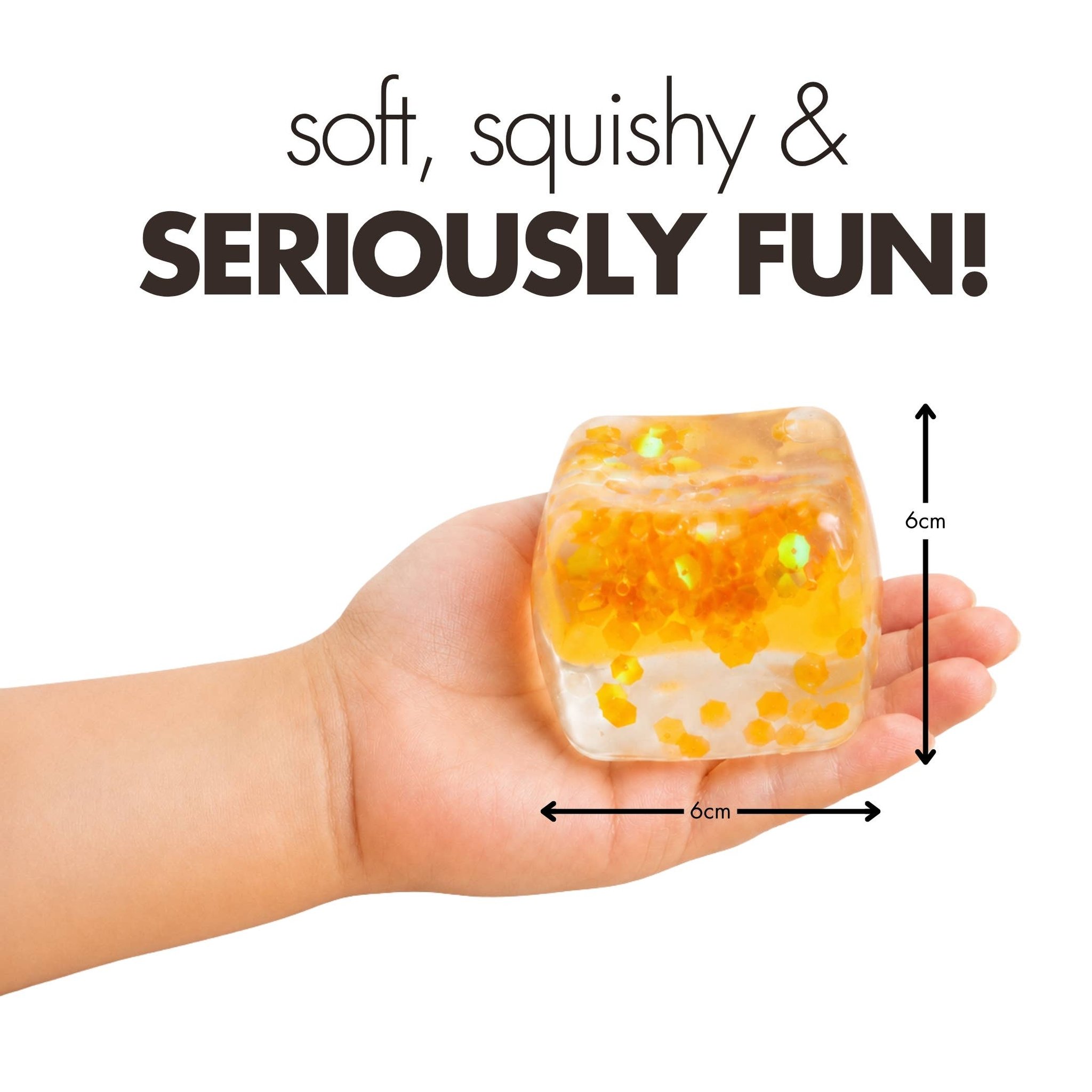 Kinderhand hält den orangen Squishy Würfel, Grössenangabe 6 auf 6 Zentimeter