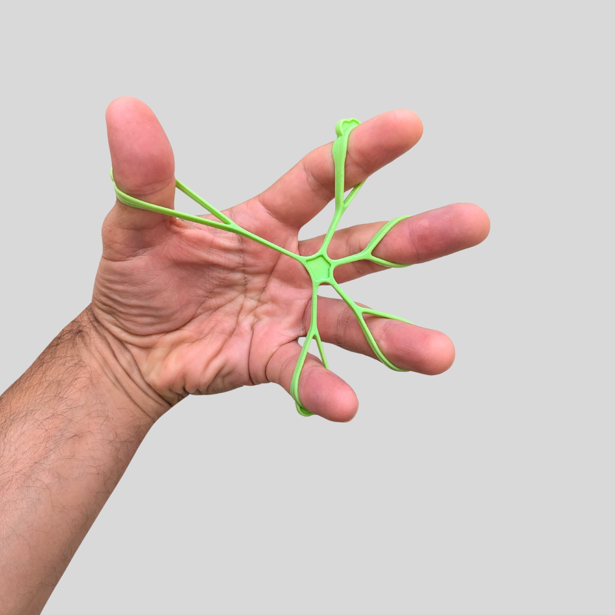 Dita divaricate nell'elastico del set POWER per allenare i muscoli estensori della mano