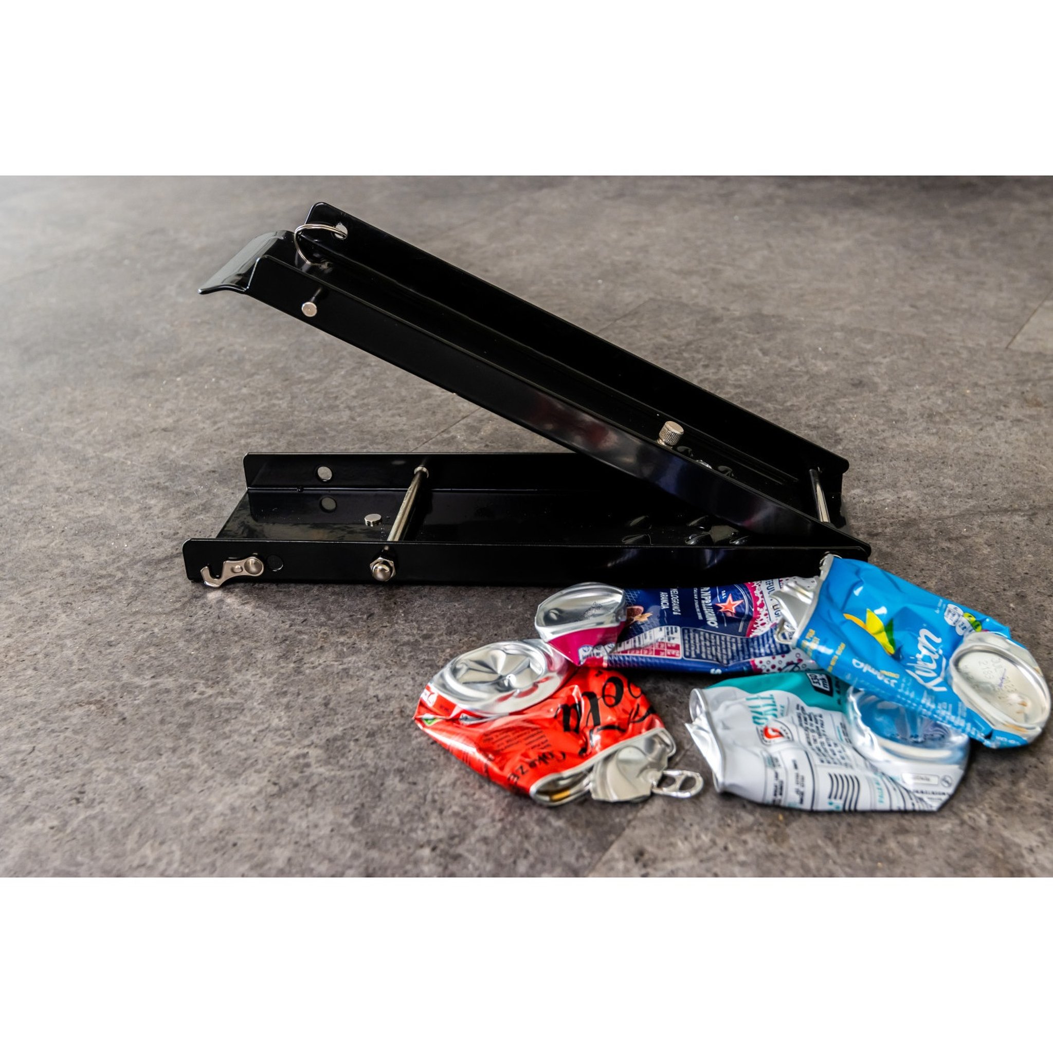 Can crusher with crushed cans