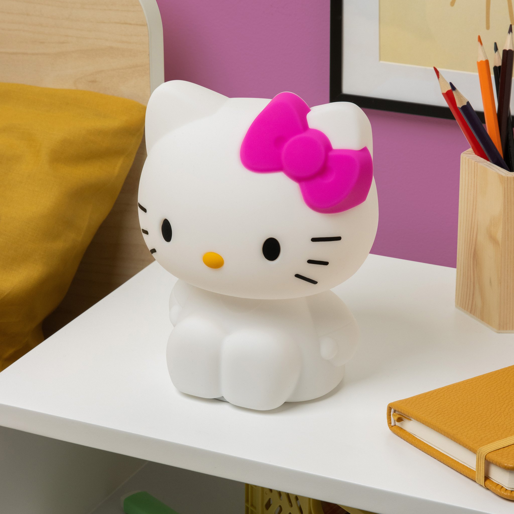Hello-Kitty-Nachtlicht auf einem Regal vor rosa Wand