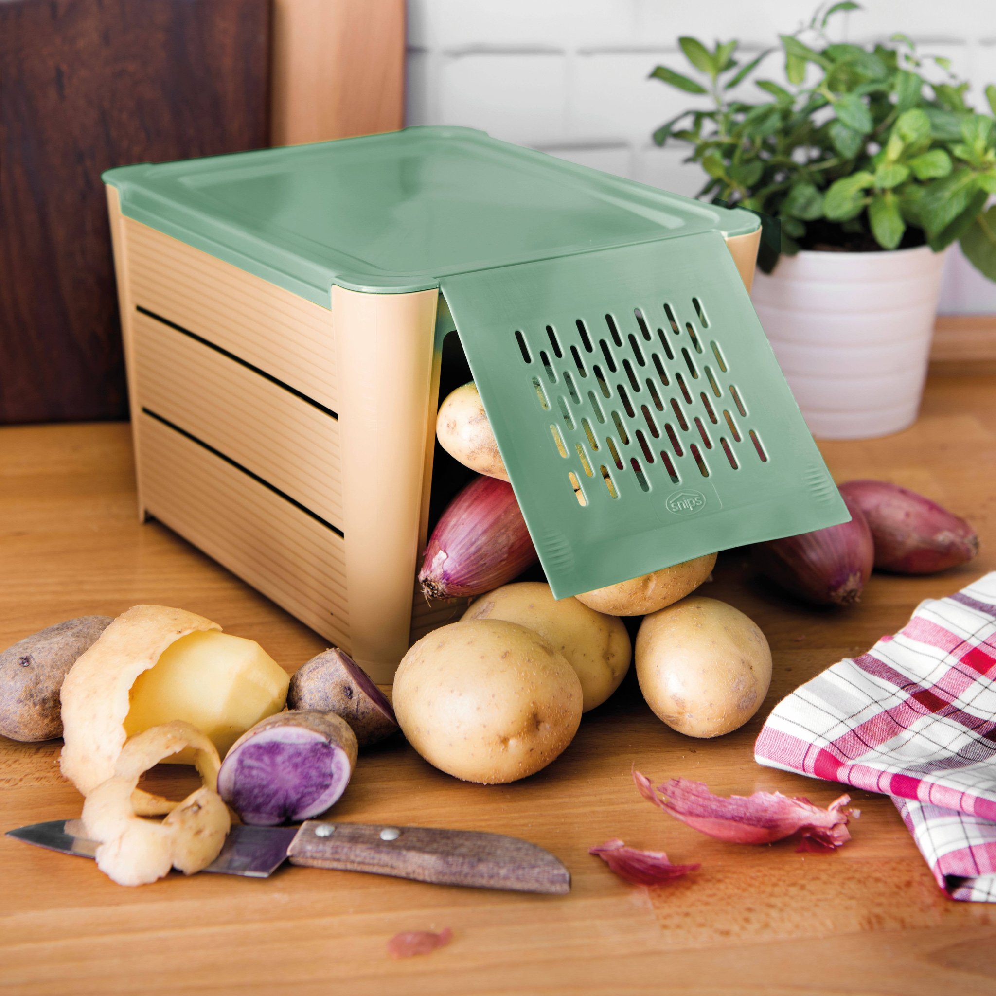 Kartoffel Aufbewahrungsbox mit Kartoffeln in der Küche