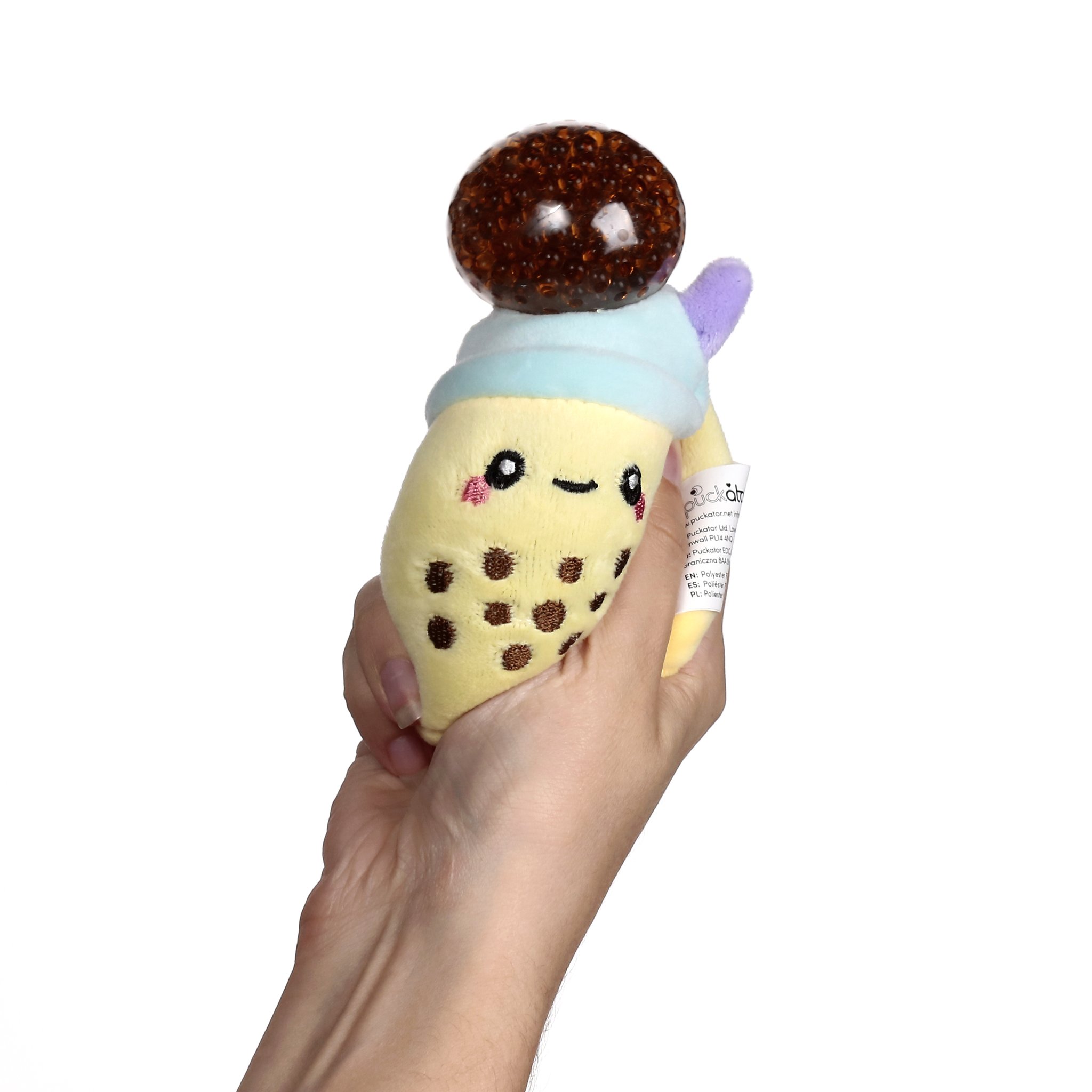 Gelber Bubble-Tea-Plueschstressball in der Hand