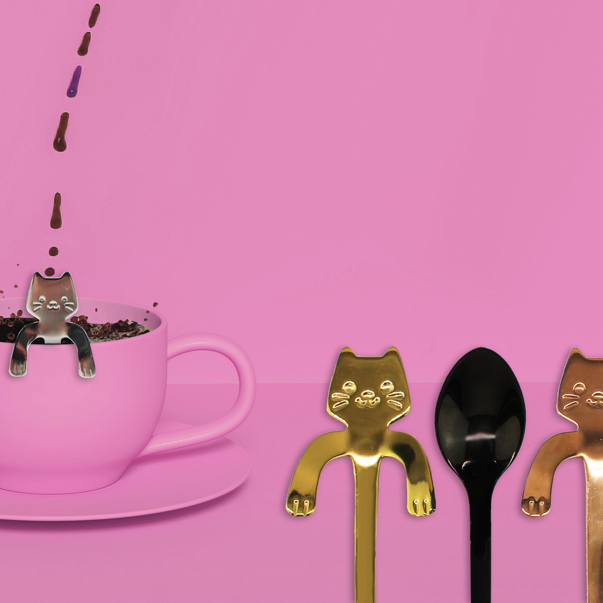 Cuillère chaton accrochée à une tasse rose avec des grains de café qui tombent