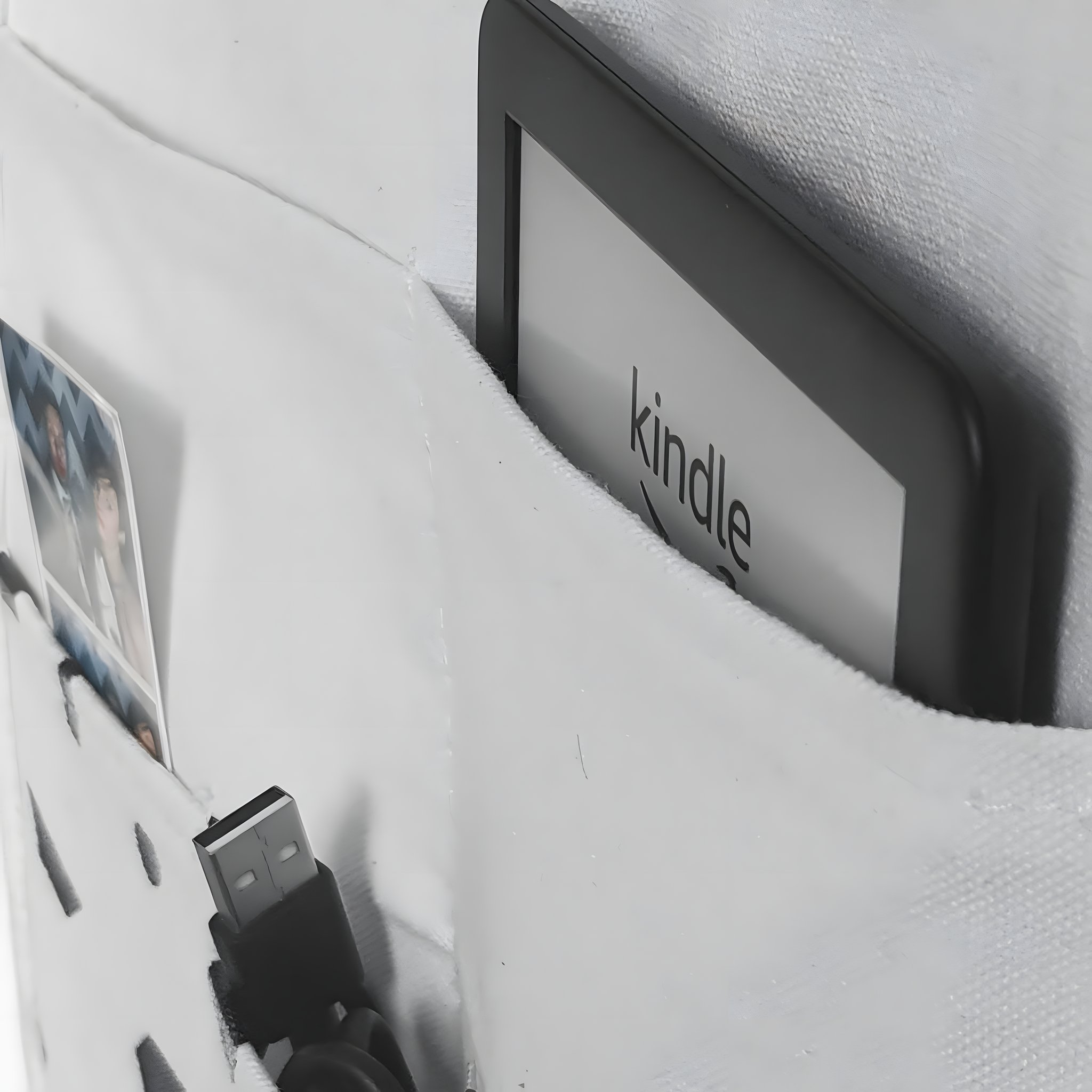 Rangement suspendu Organised AF – poche avec liseuse et câble de charge