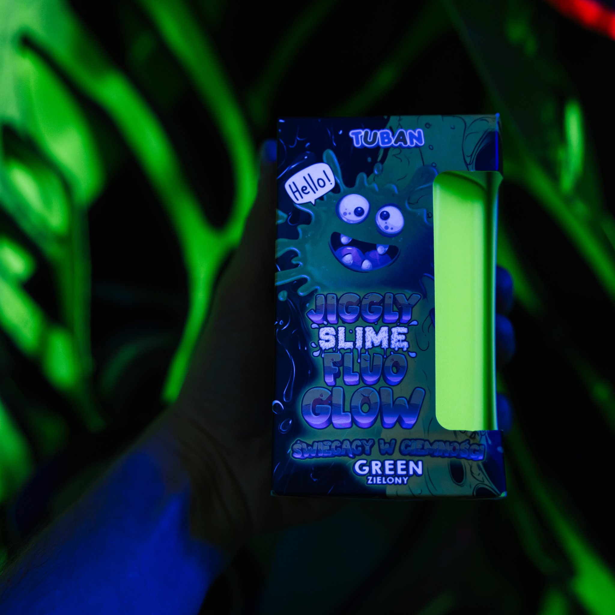 Confezione Jiggly Slime Fluo Glow Green al buio tra piante luminose