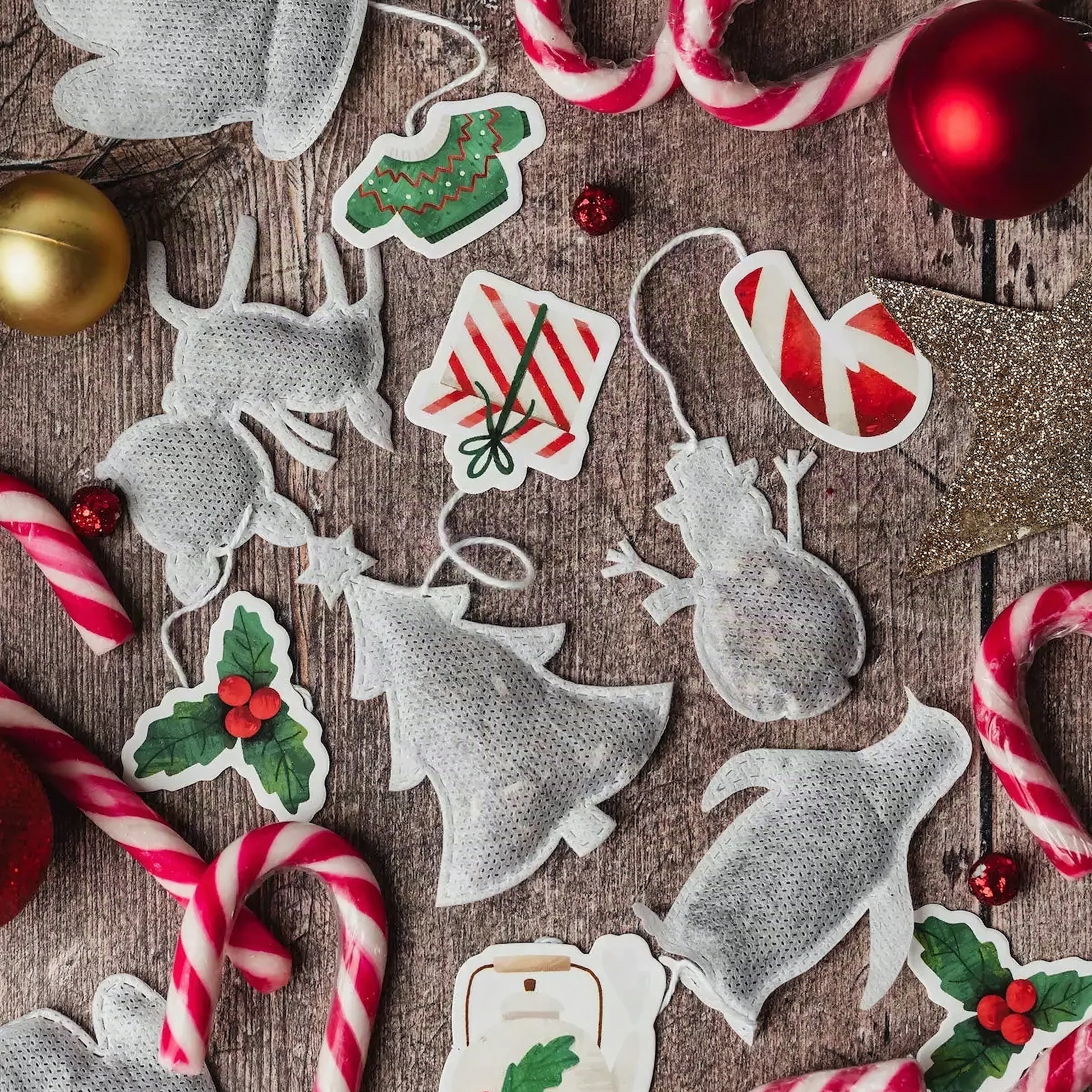 Bustine del cofanetto di Natale a forma di cerbiatto, abete, pinguino e pupazzo di neve su legno