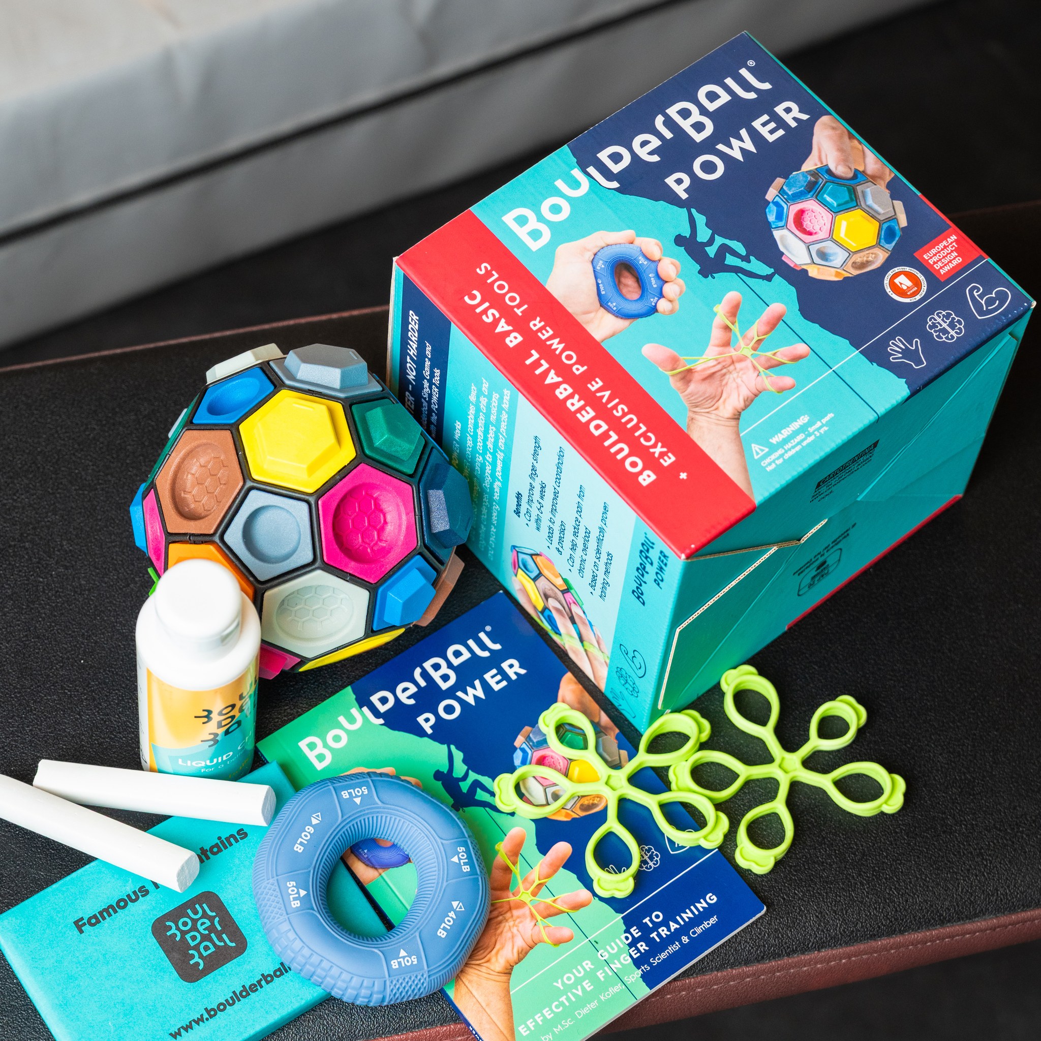 Confezione del set Boulderball POWER con gli accessori estratti su un tappetino