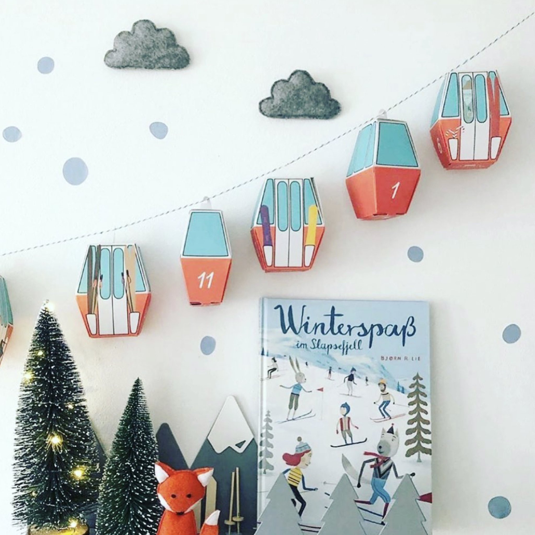 Calendrier de l'Avent telecabine en guirlande murale avec de petits sapins