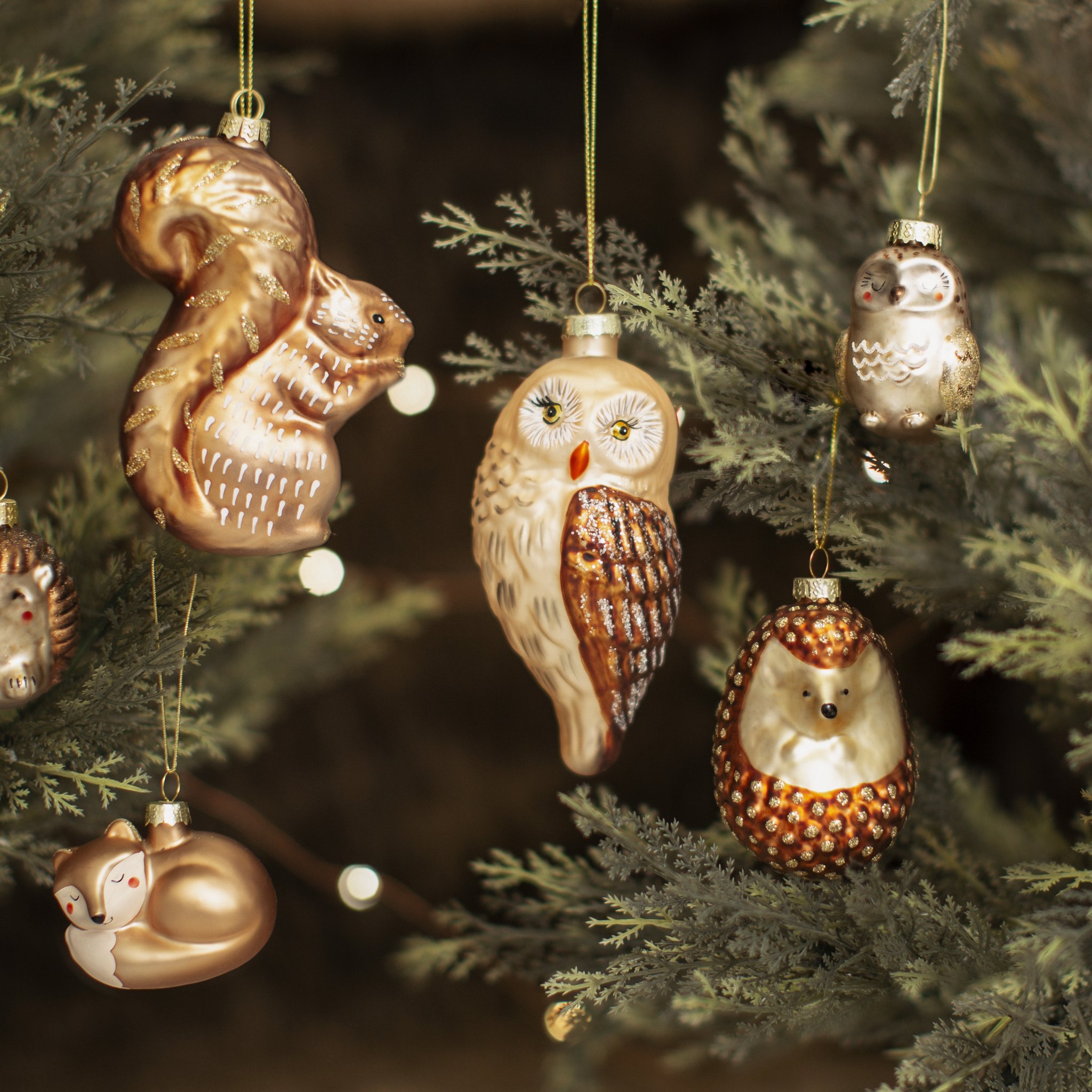Fuchs Weihnachtsbaumschmuck mit Eichhörnchen-, Eulen- und Igel-Anhängern im Tannenbaum