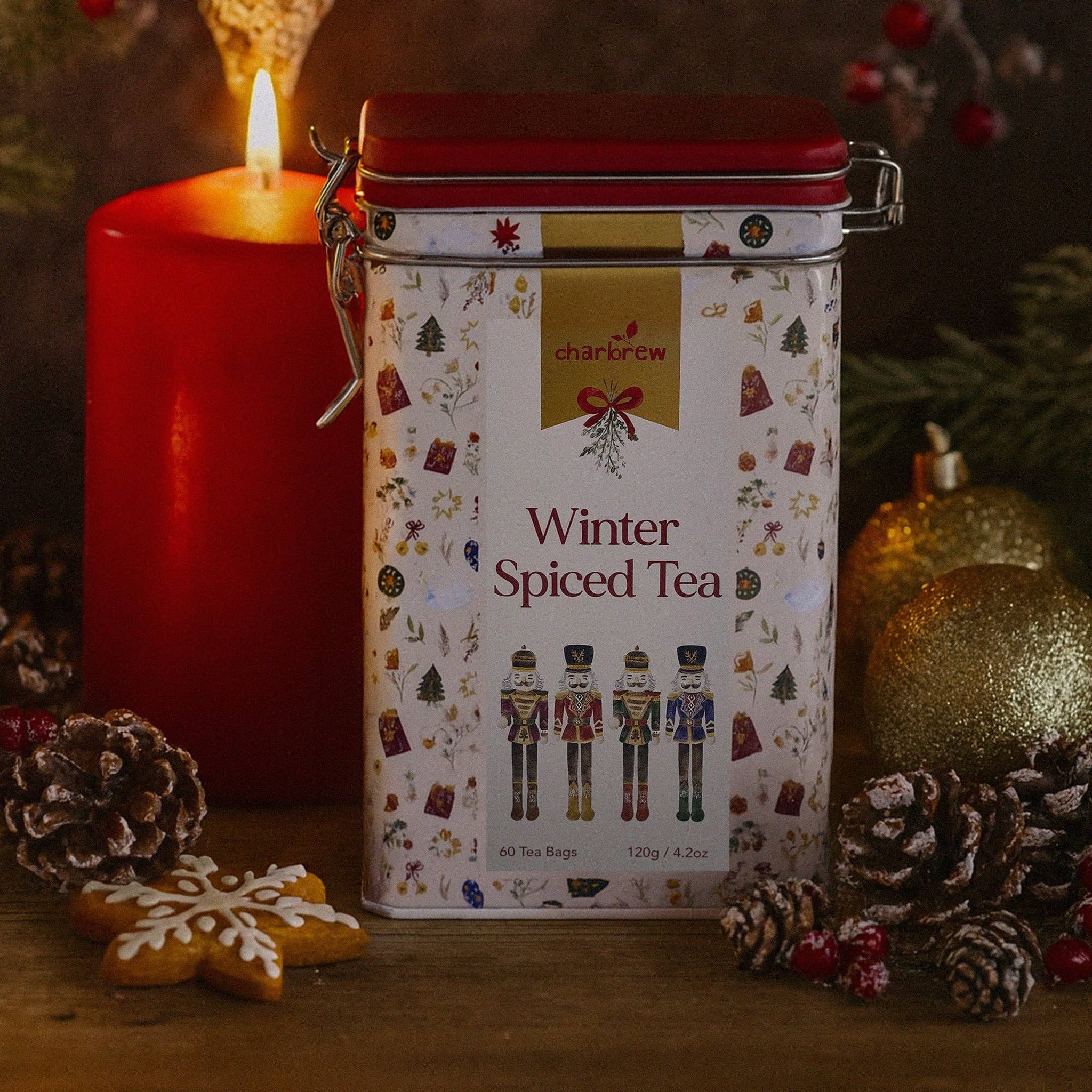 Winter Spiced Tea Dose in weihnachtlicher Dekoration