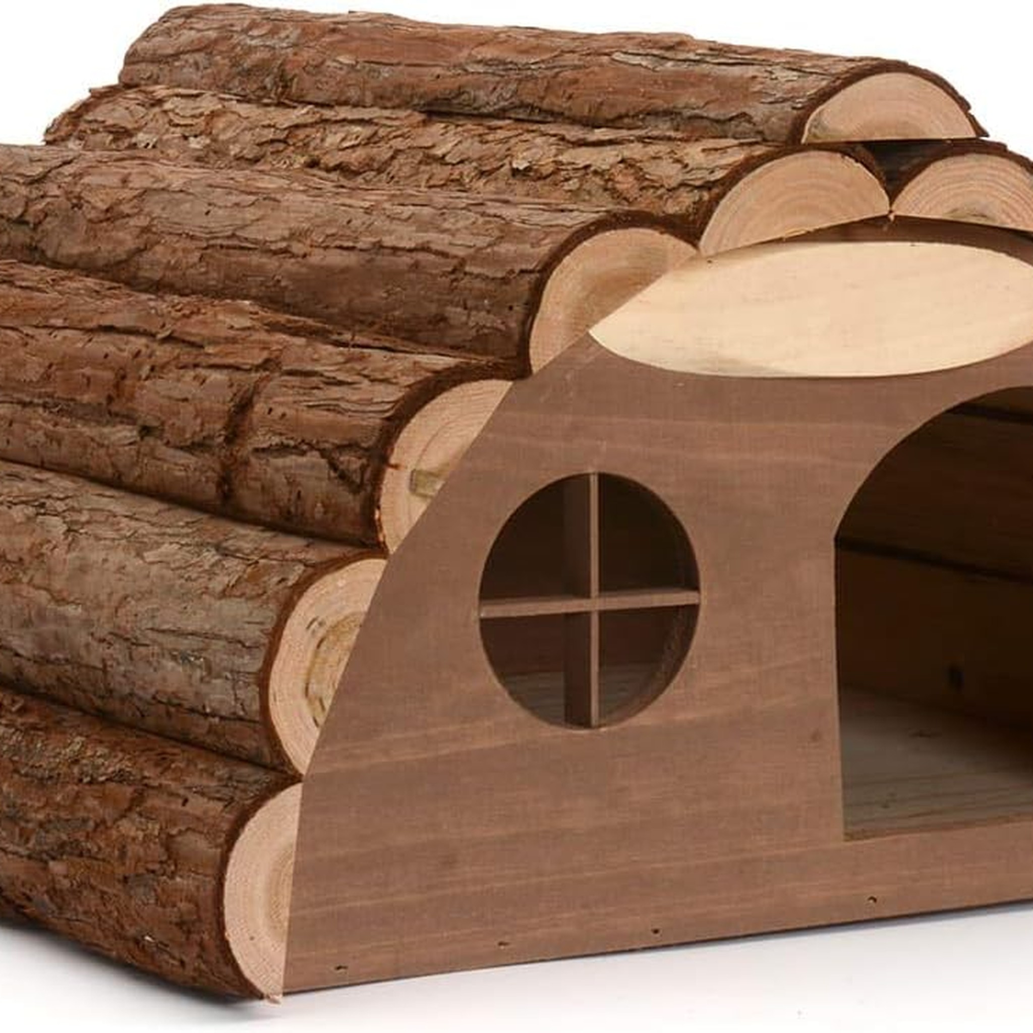 Cabane à Hérisson en bois naturel avec toit courbé, vue latérale