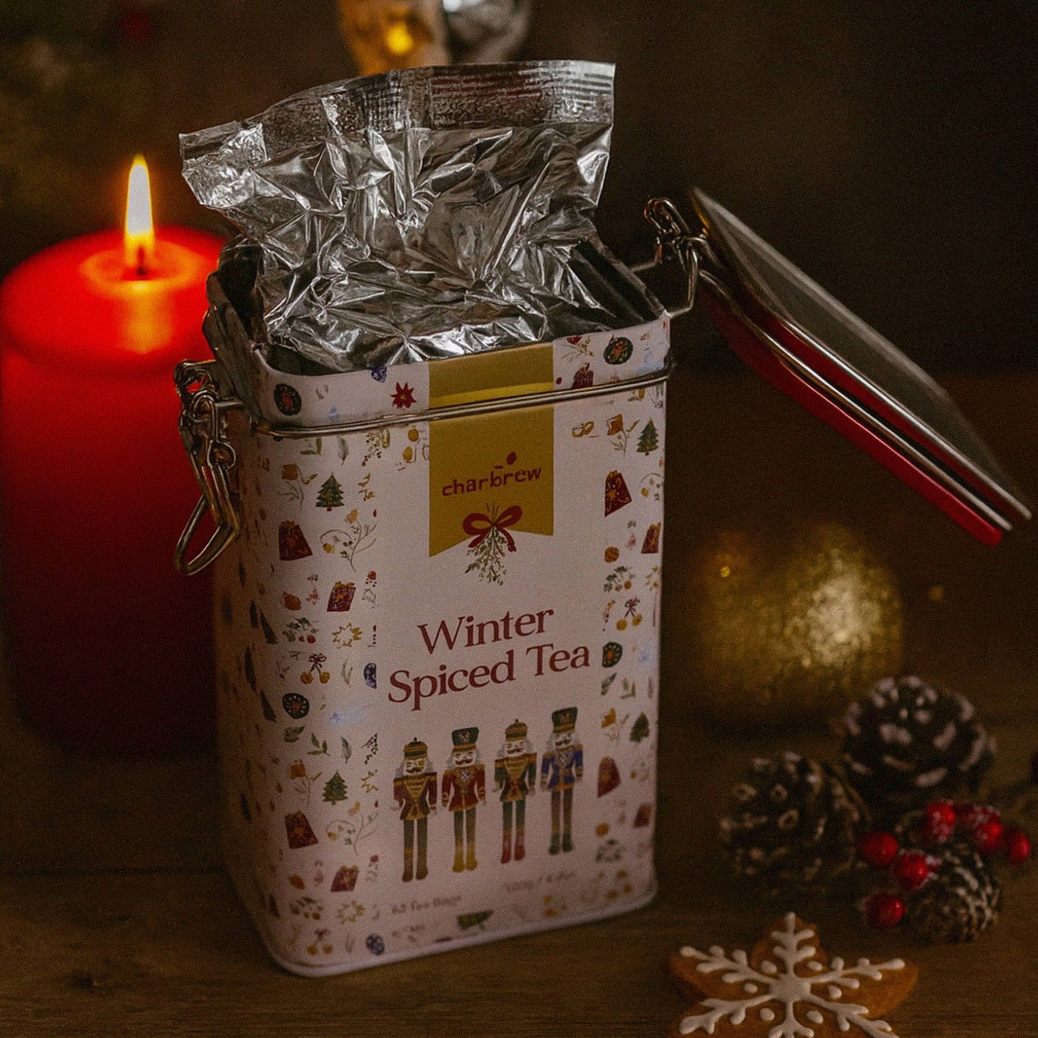 Geöffnete Winter Spiced Tea Dose neben einer Kerze