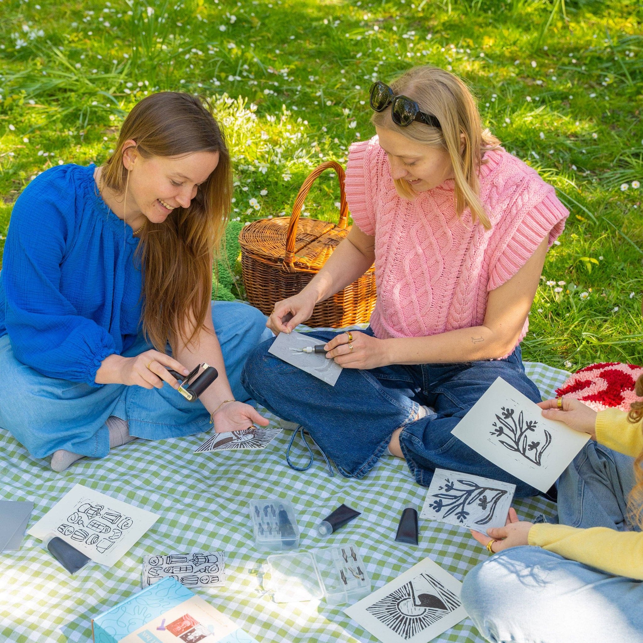 Box fai da te per linoleografia Stitchly – due donne che fanno linoleografia al parco
