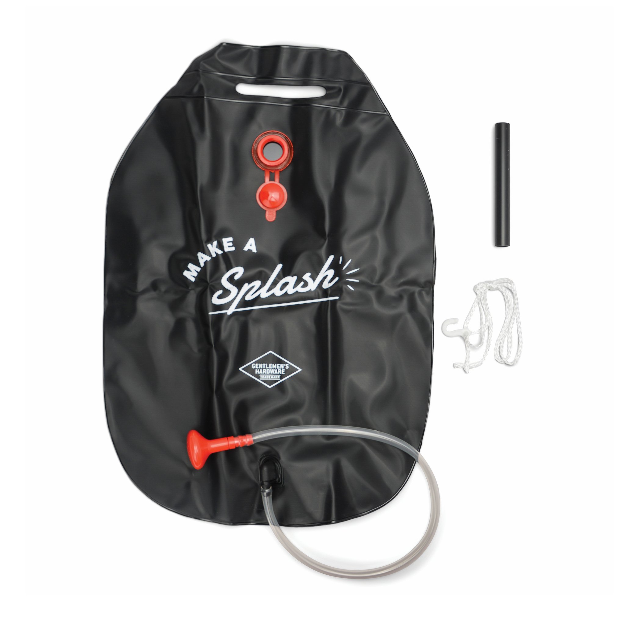 Poche noire de la douche solaire portable avec bouchon rouge et tuyau, à côté d'un tube et d'une cordelette