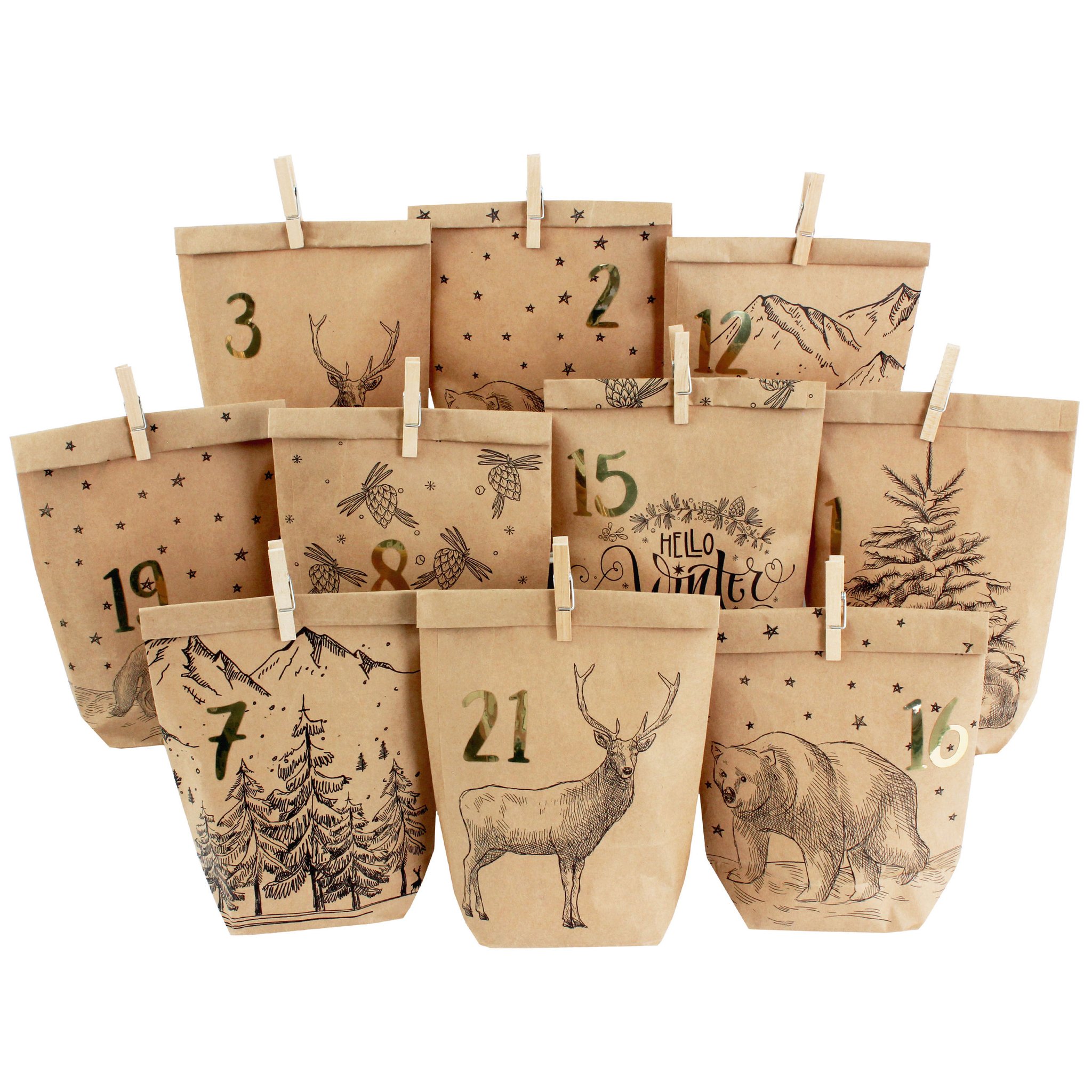24 Kraftpapiertüten mit Wintermotiven, goldenen Zahlen und Holzklammern des DIY Adventskalenders Cozy Winter