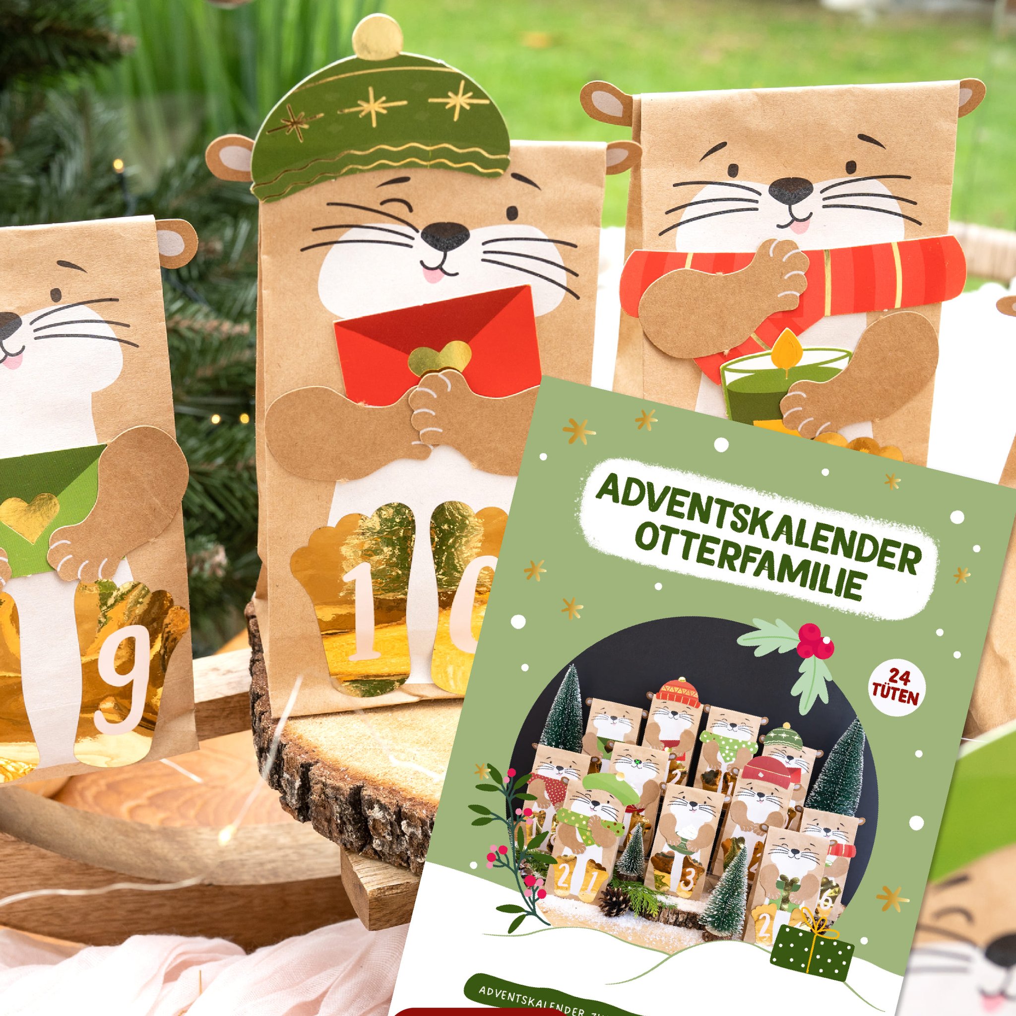 Verpackung des Otterfamilie Adventskalenders neben zwei fertigen Otter-Tüten mit grüner Mütze und rotem Schal