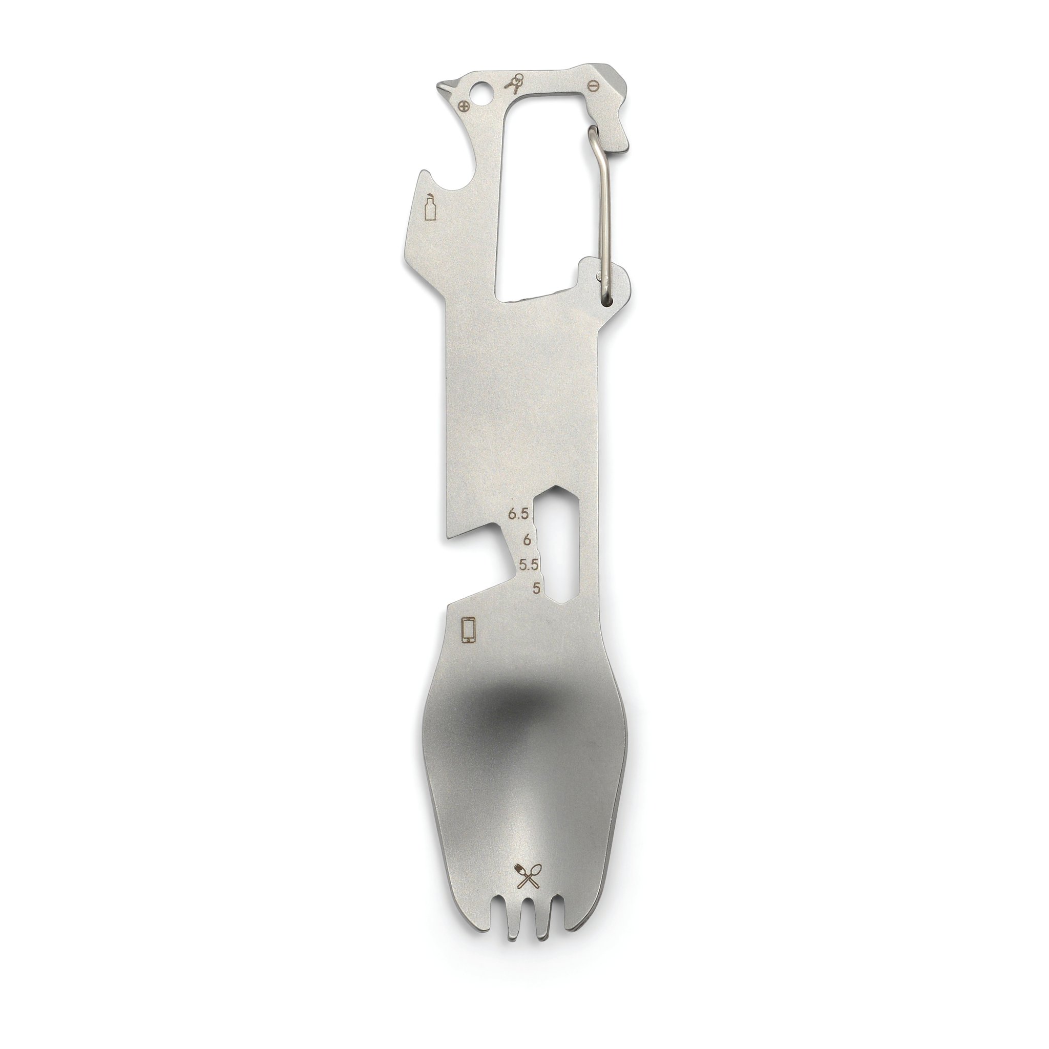 Fourchette multifonctions en inox sur fond blanc, face avant avec mousqueton, gravures et dents en bas