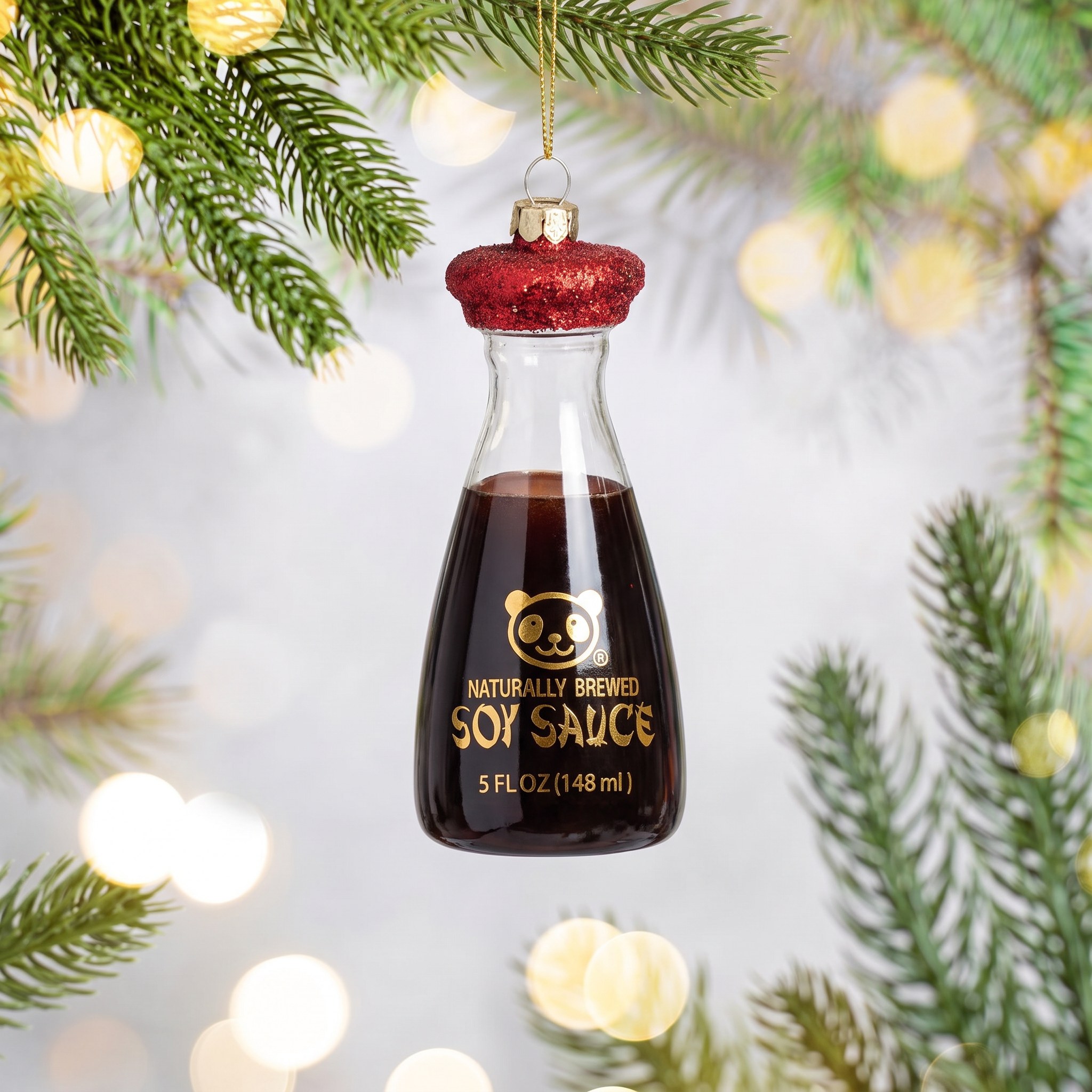 Sojasauce Weihnachtsbaumschmuck von Sass & Belle am Tannenzweig mit Lichterglanz