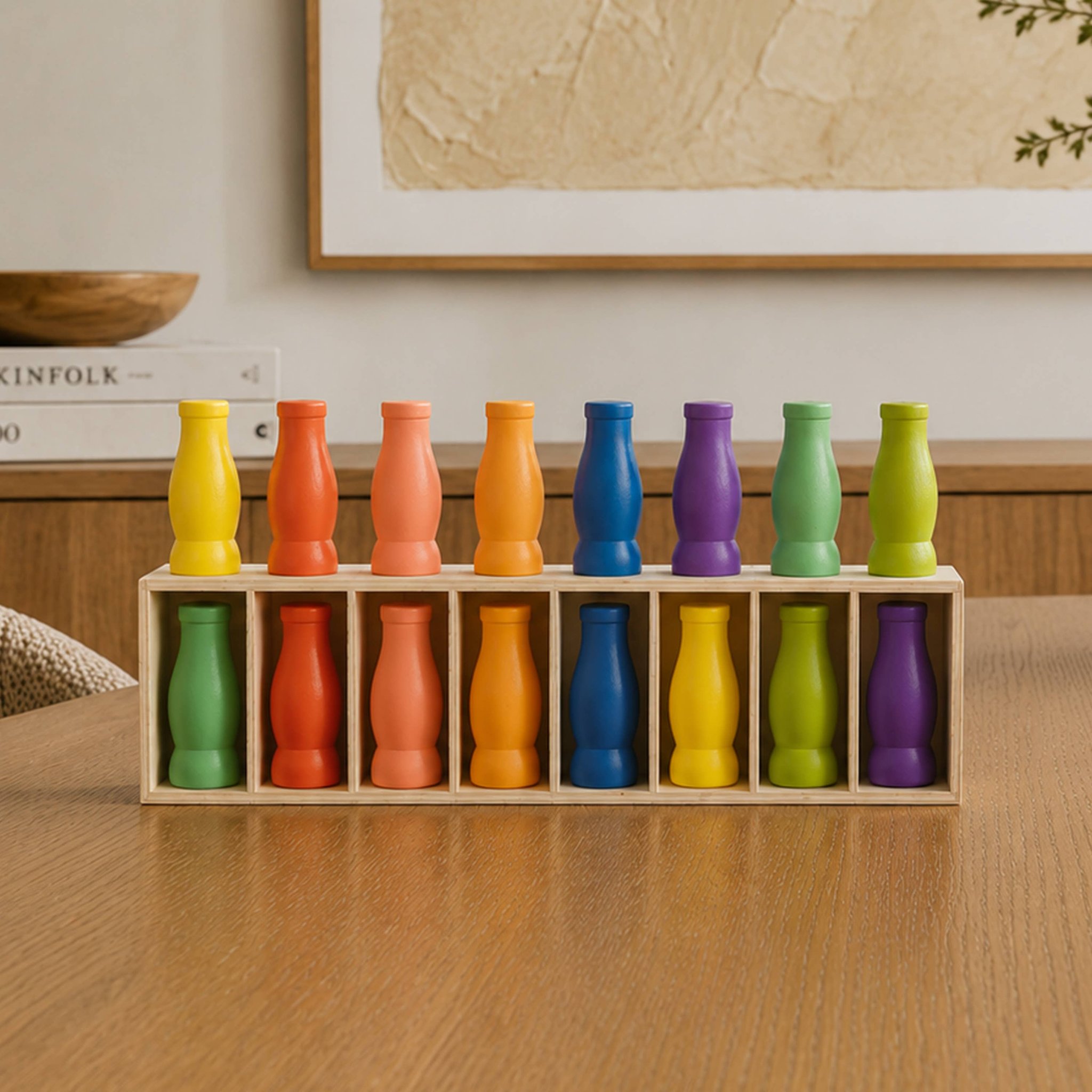 Gioco di memoria con due file di bottigliette colorate su un tavolo di legno