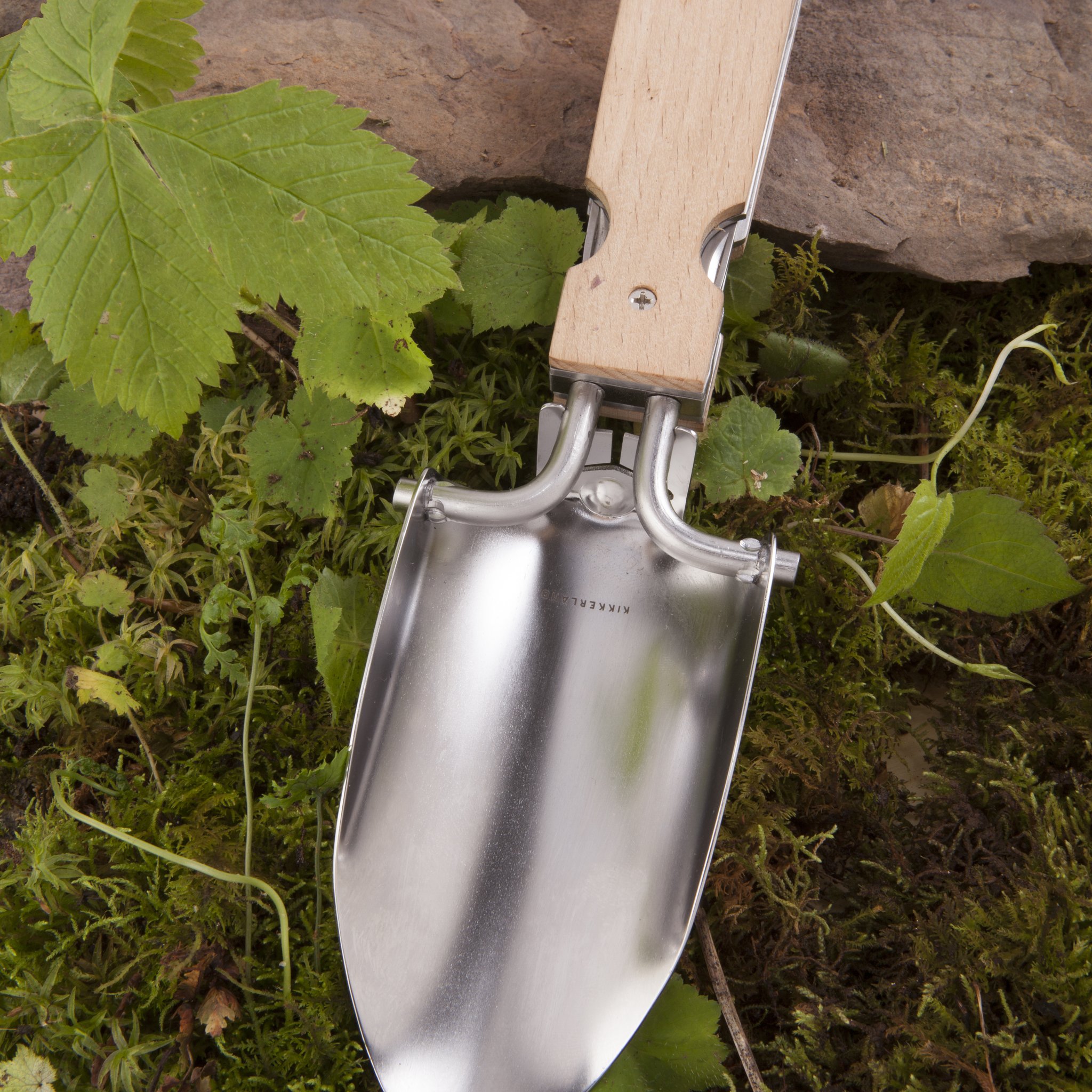 Kikkerland Pocket Trowel Multi-Tool – outdoor on moss and stone