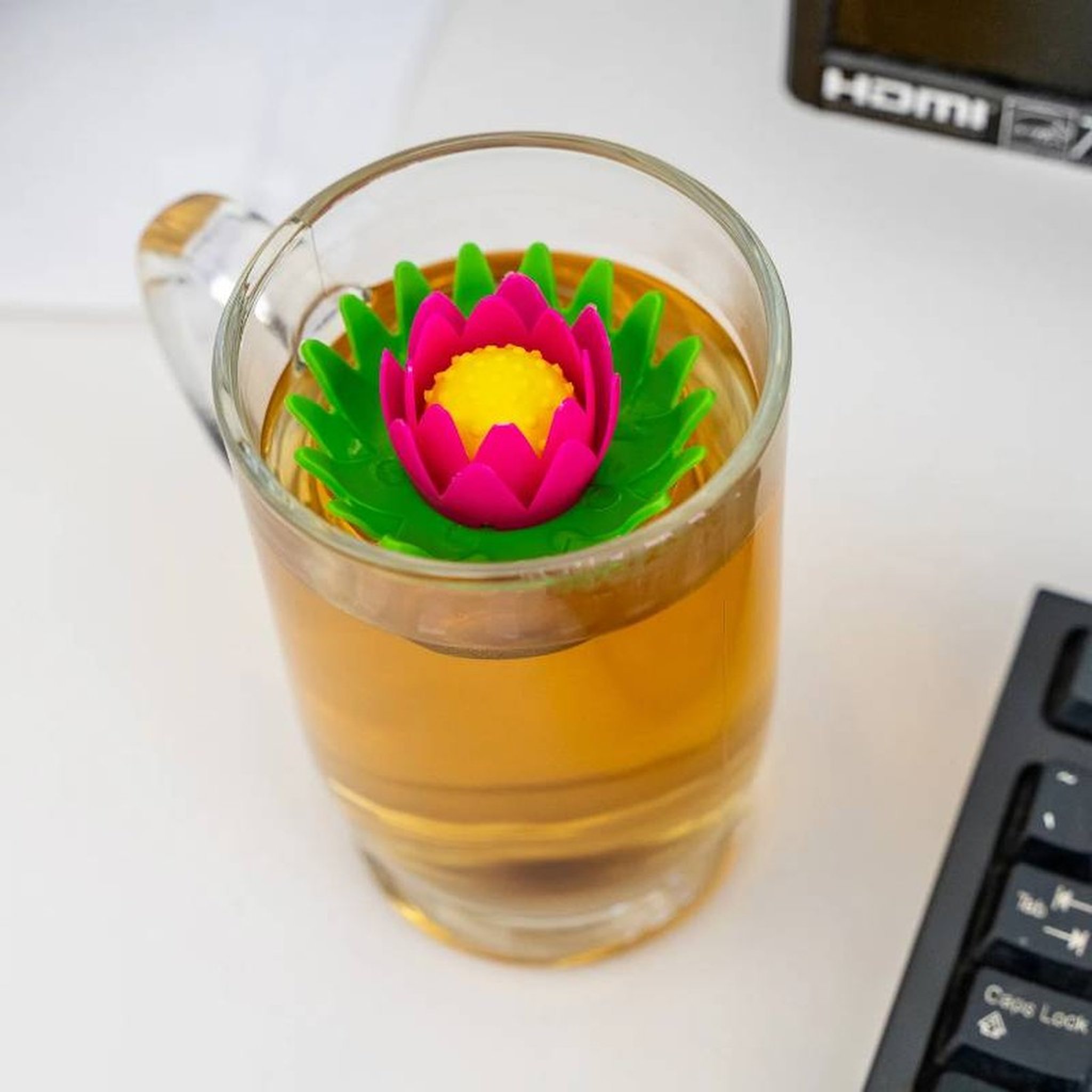 Lotus-Tee-Ei im Teeglas auf dem Schreibtisch