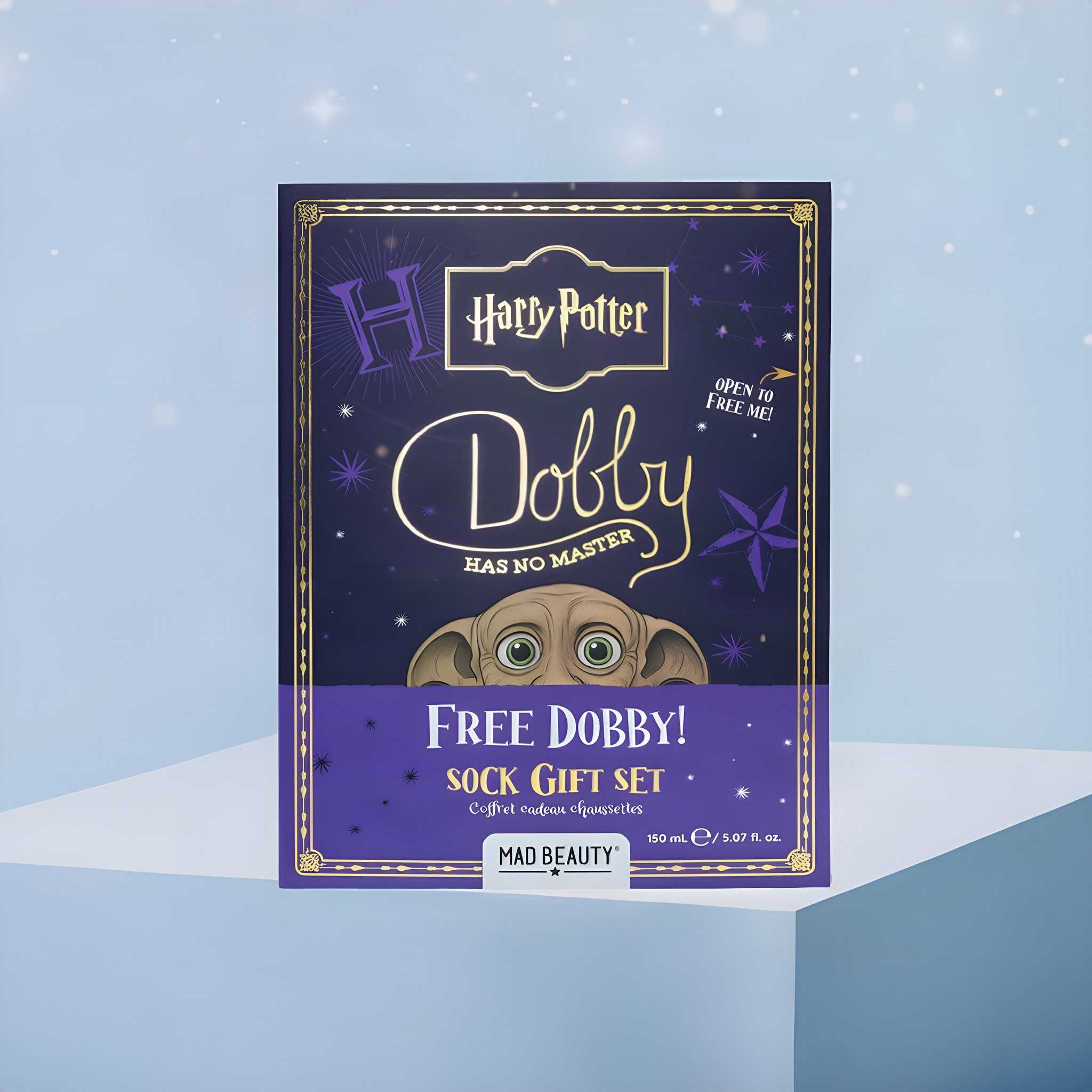 Geschlossene Geschenkbox «Free Dobby! Sock Gift Set» von Harry Potter auf einem hellblauen Podest