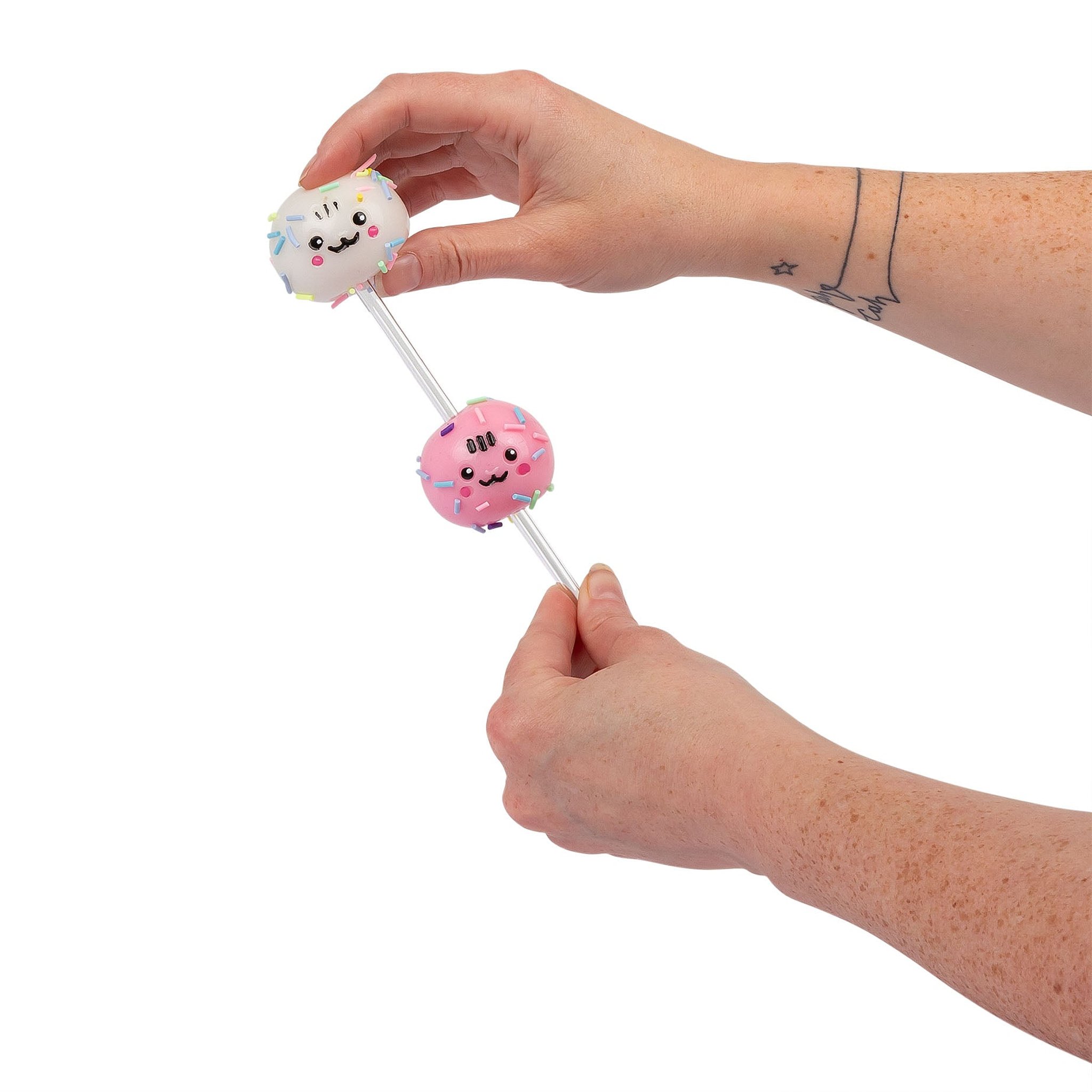 Le palline squishy vengono infilate sullo stecco del cake pop