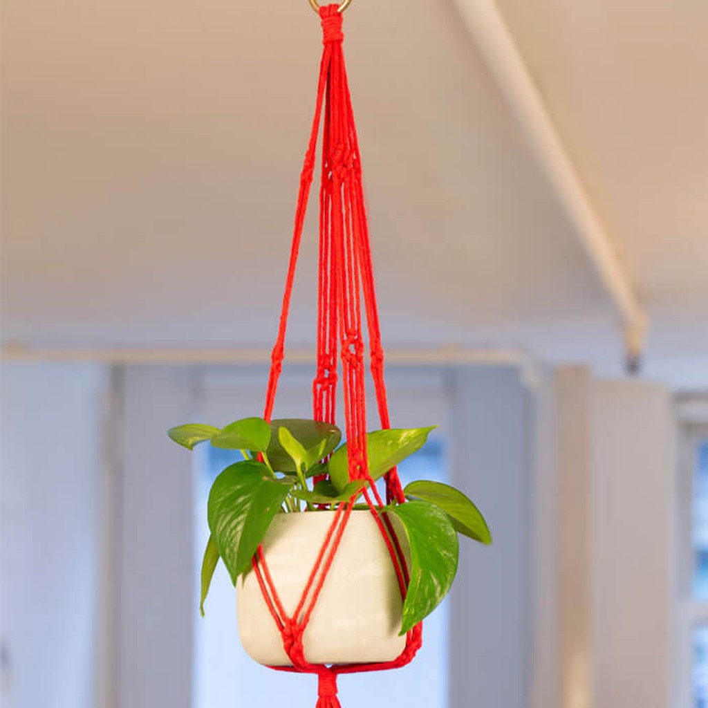 Macrame und Pflanzentopf in rot von Kikkerland
