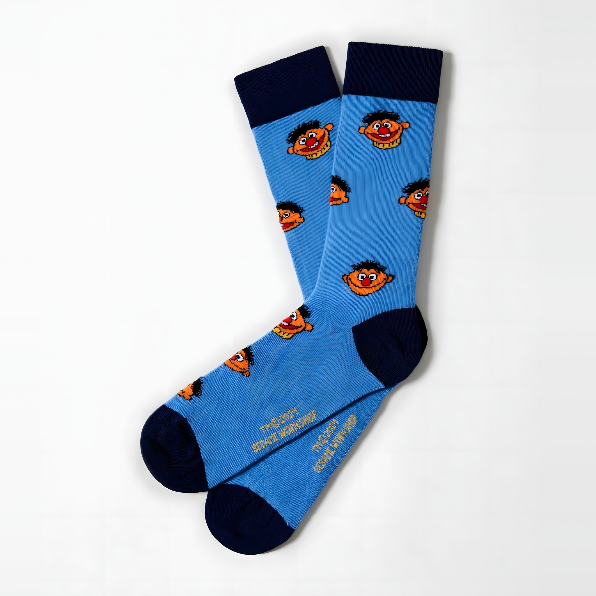 Hellblaue Socken mit Ernie-Gesichtern, Bund, Ferse und Spitze in Marineblau, aus dem Sesamstrasse Set
