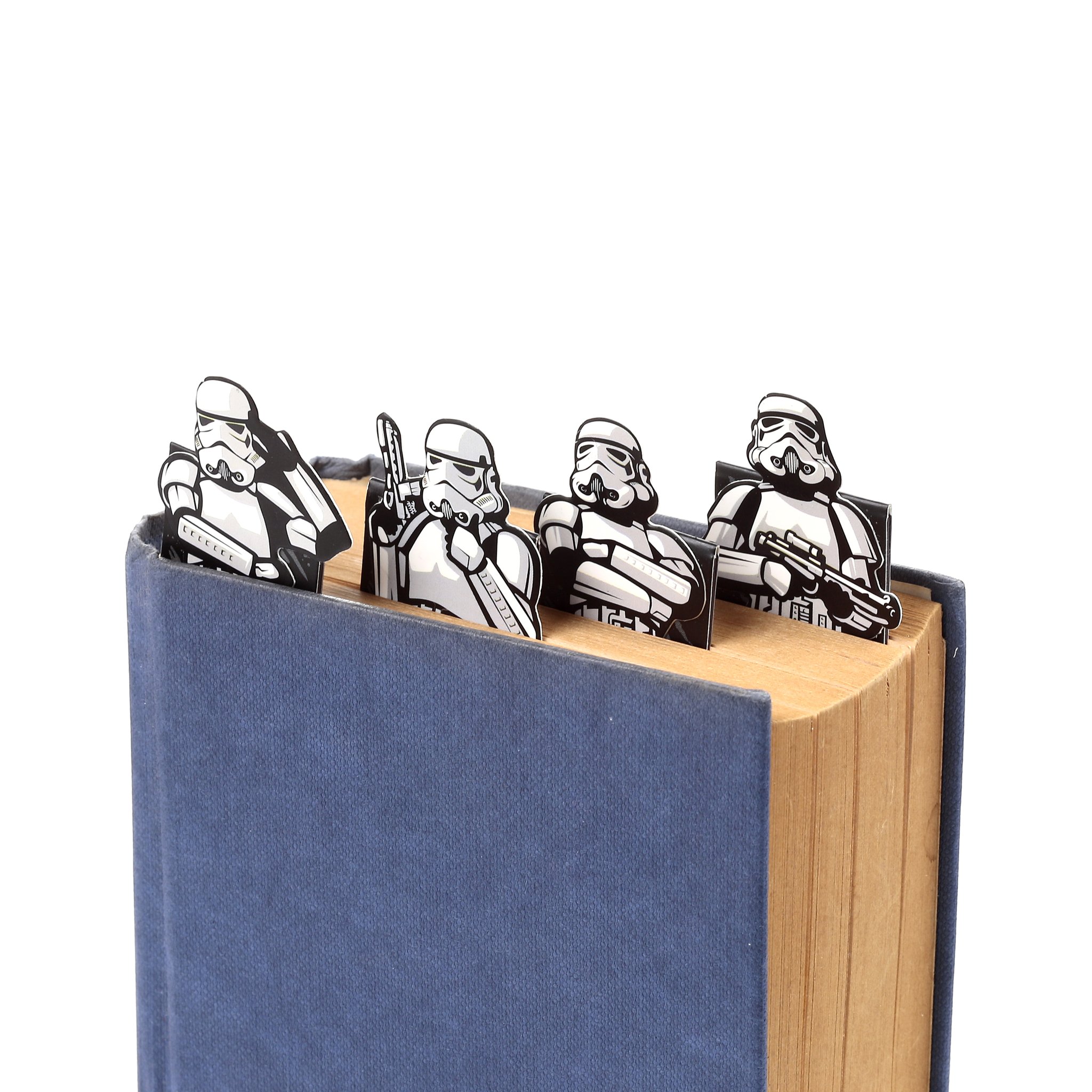 Stormtrooper-Lesezeichen am oberen Buchschnitt eingeklemmt