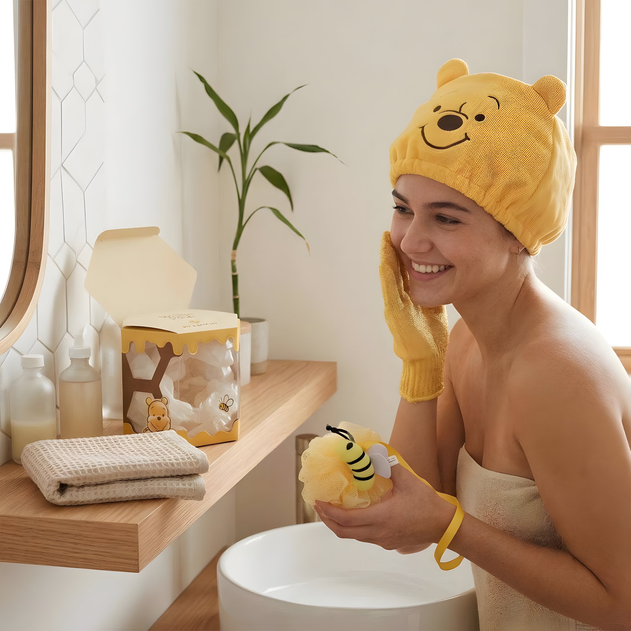 Frau trägt den Winnie-Puuh-Haarturban beim Gesichtwaschen