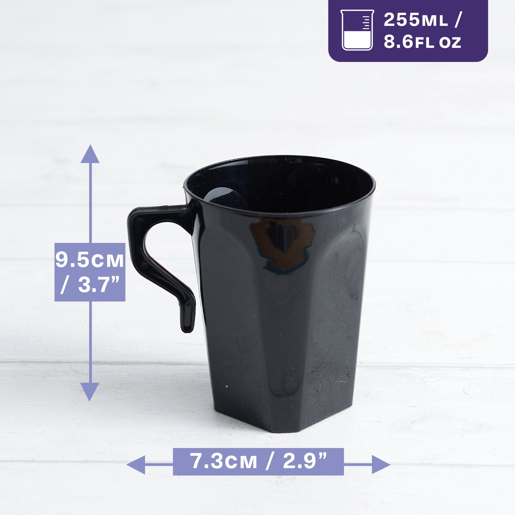 Schwarzer Kaffeebecher mit Massangaben 9.5 cm Höhe und 7.3 cm Breite
