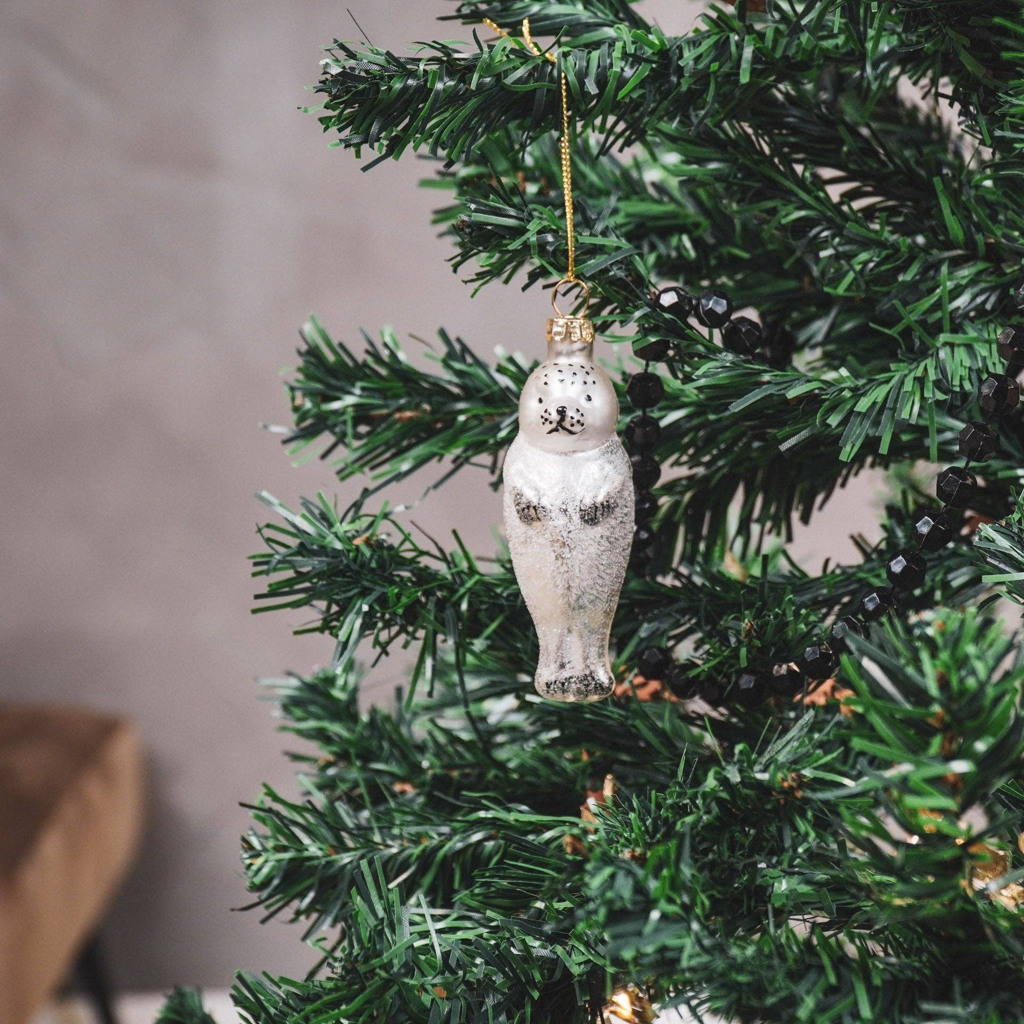 Robbe Weihnachtsanhänger am Weihnachtsbaum im Wohnzimmer