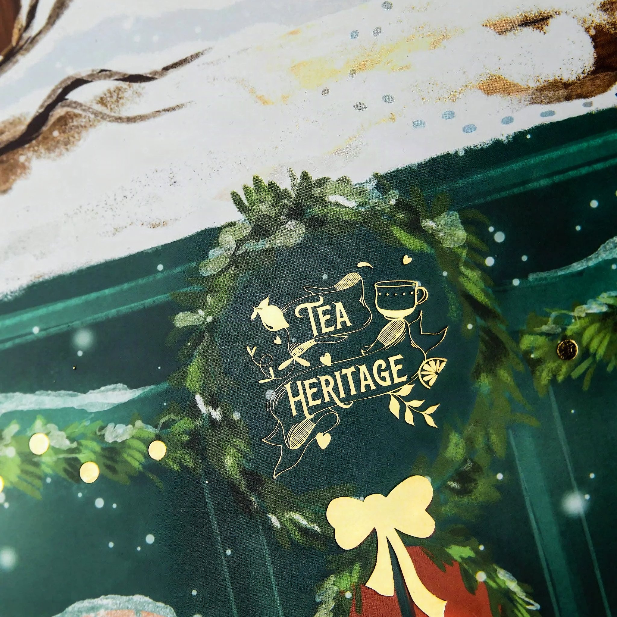 Dettaglio del logo Tea Heritage in una ghirlanda sopra la porta del calendario Mon Petit Chalet