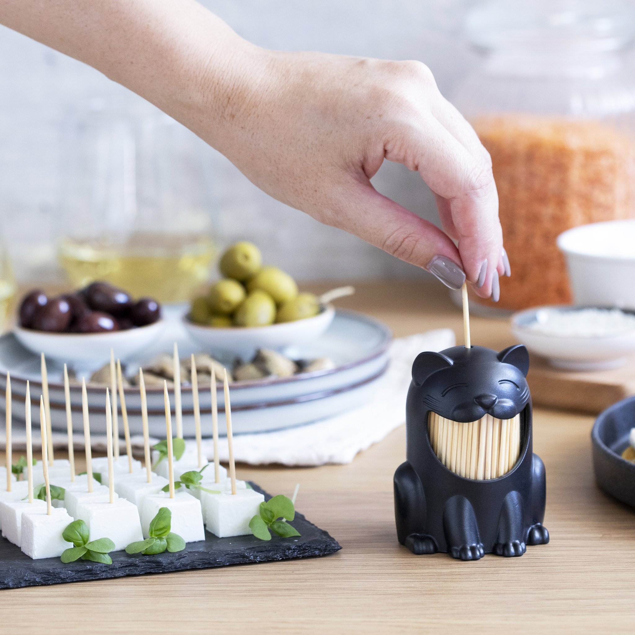 Pickitty Zahnstocherspender auf einem Tisch mit Apero-Häppchen
