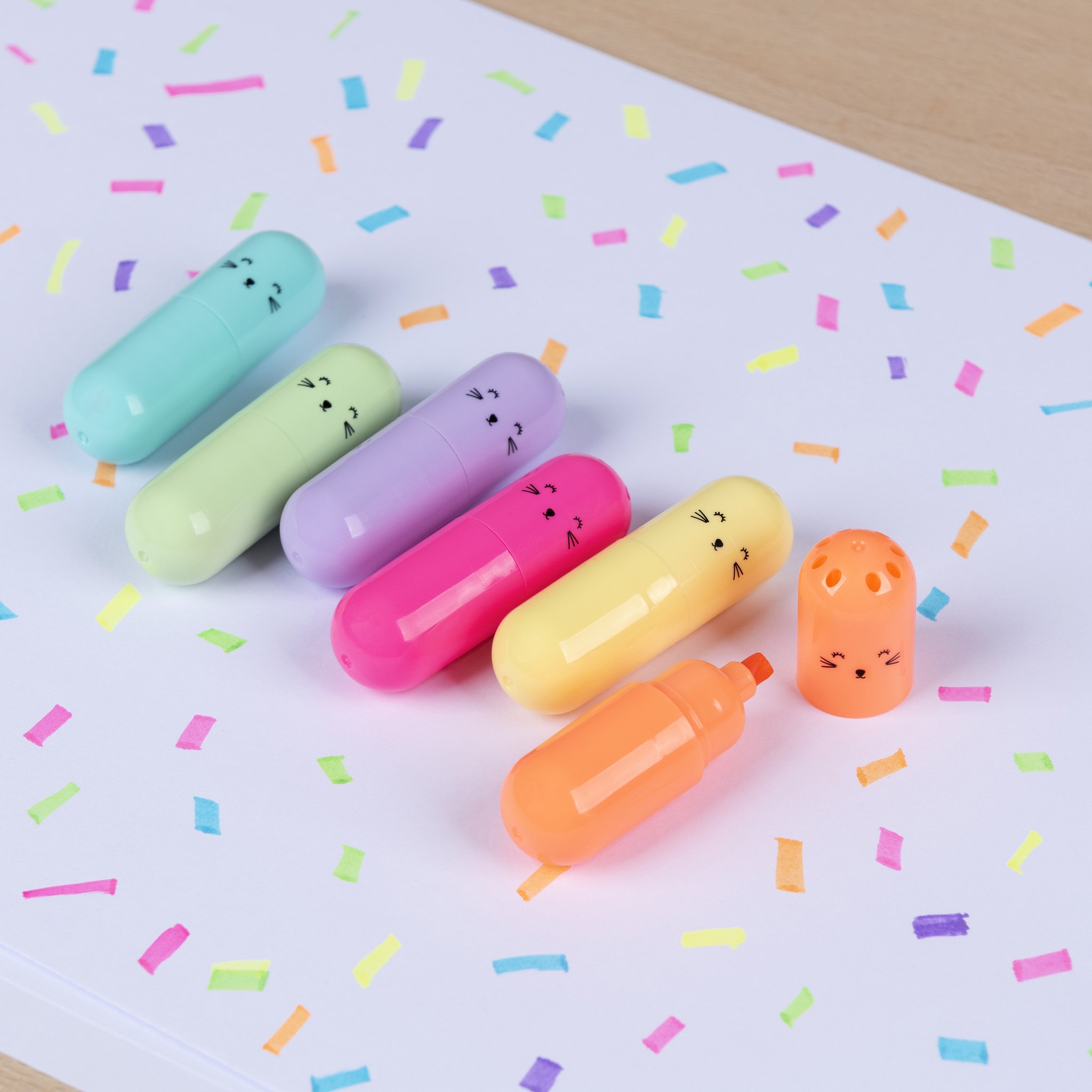 Evidenziatori gatto in sei colori fluo su carta con coriandoli colorati