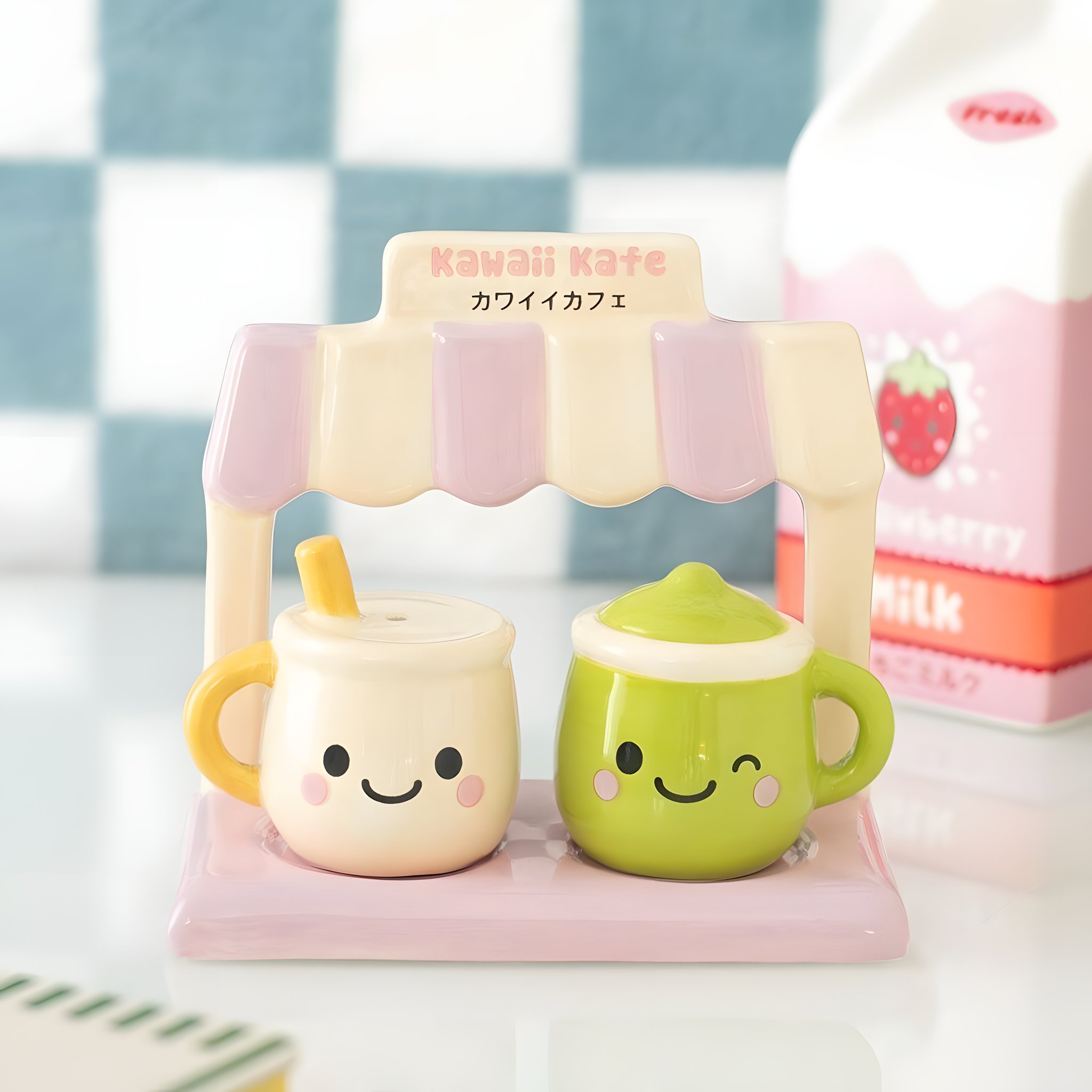 Salière et poivrière kawaii latte et matcha dans leur stand café sur la table