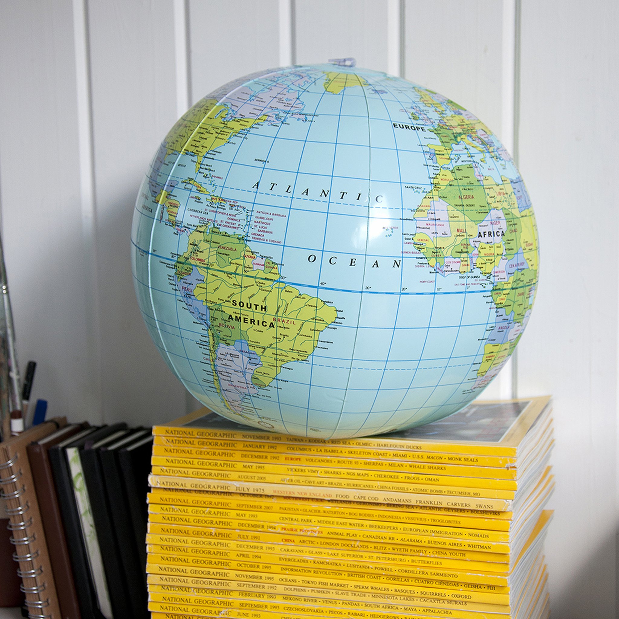 Mappamondo gonfiabile su una pila di libri gialli