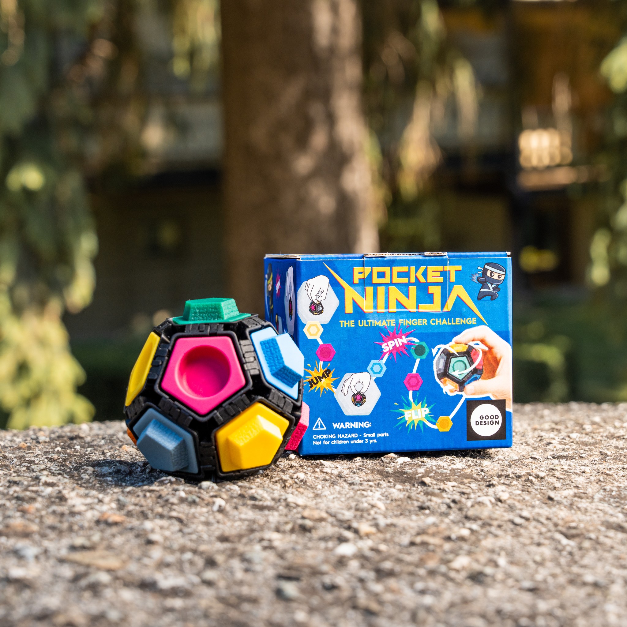 Pocket Ninja e confezione all'aperto su sfondo di bosco sfocato