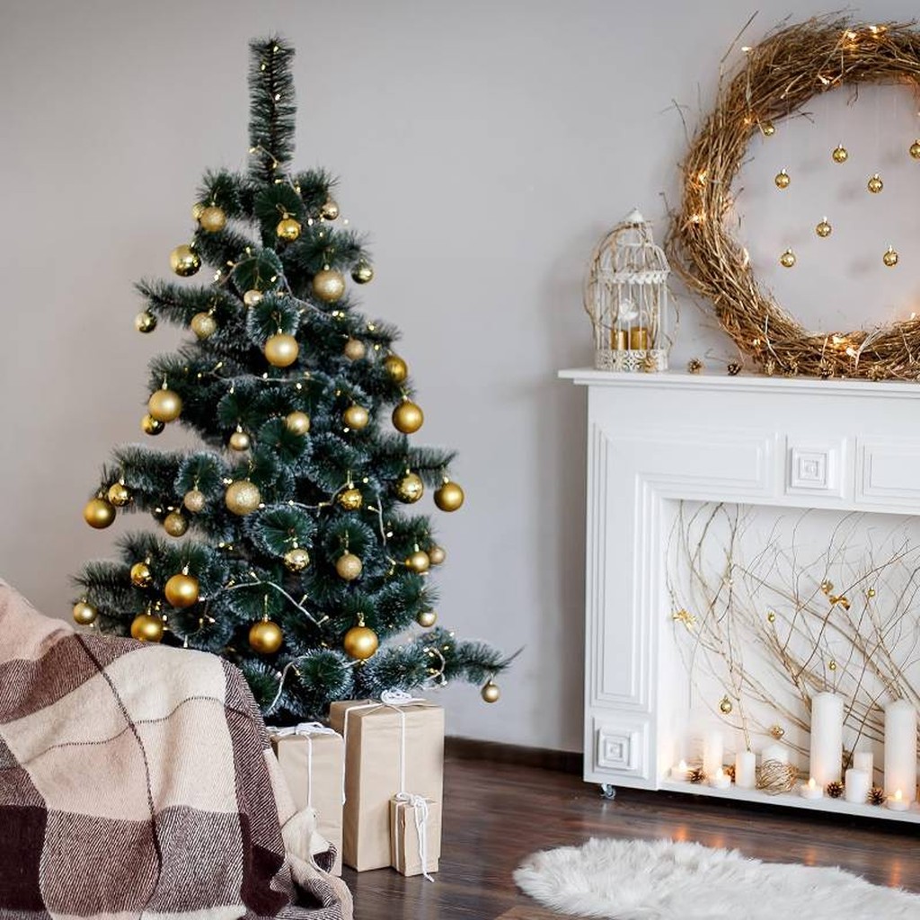 100 goldene Weihnachtskugeln