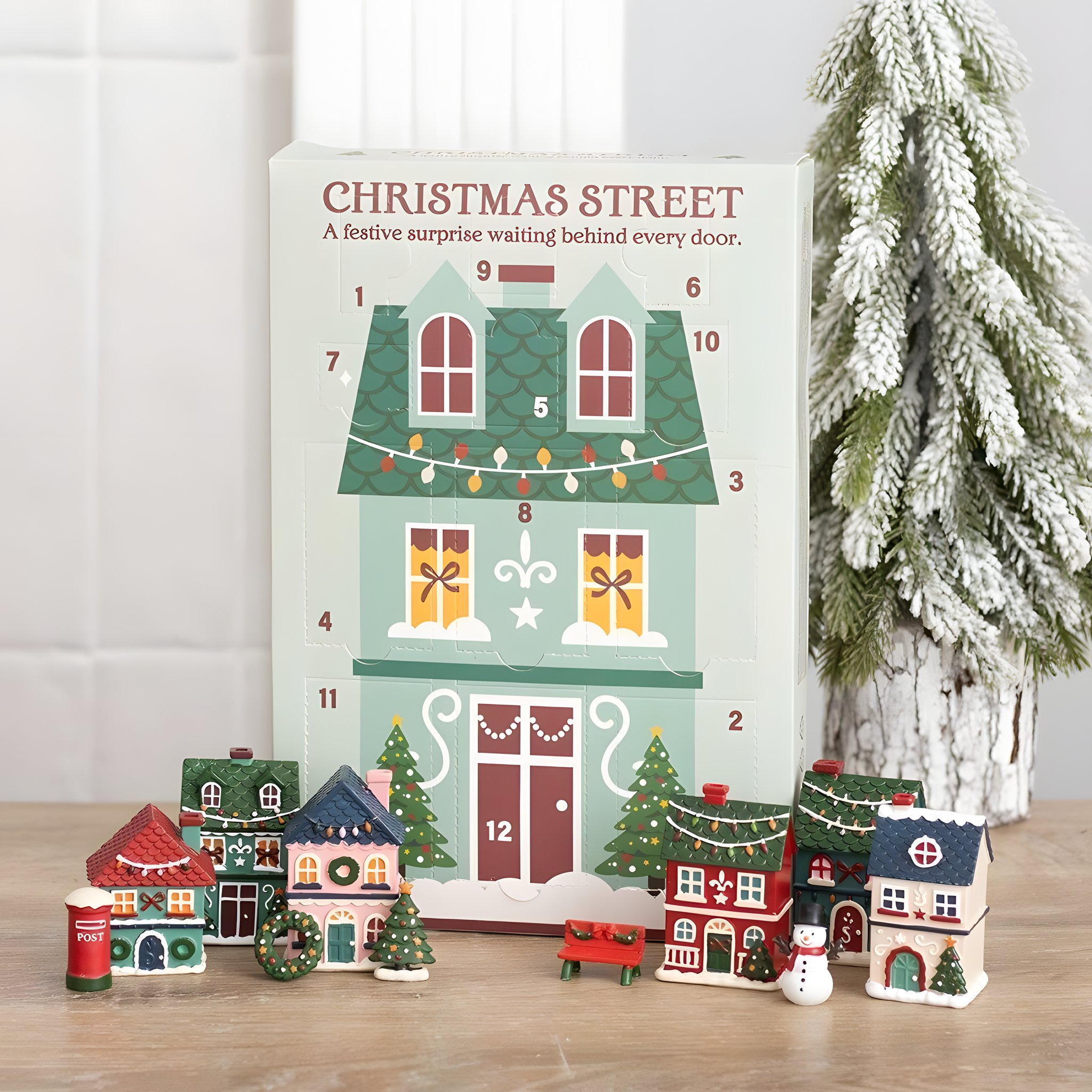 Calendrier de l'Avent Christmas Street avec ses maisons miniatures sur un buffet