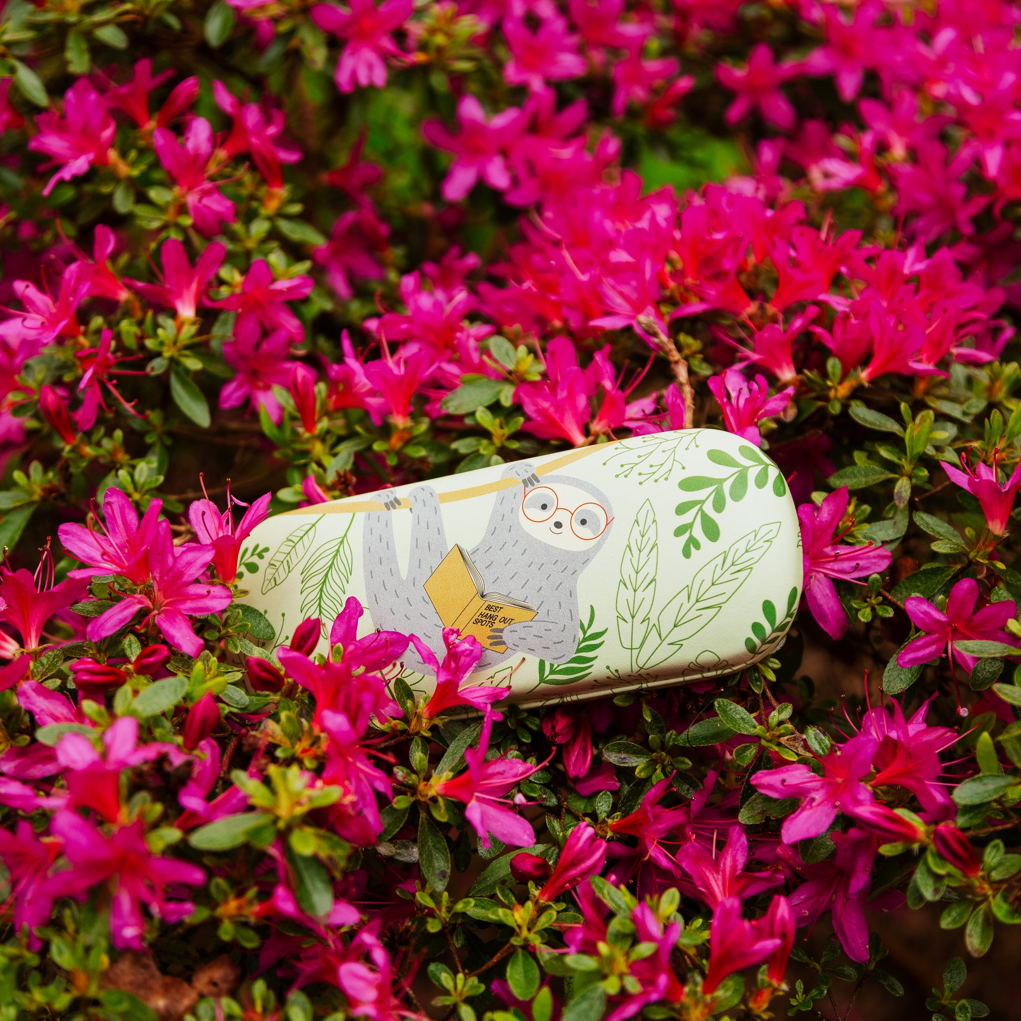 Custodia per occhiali bradipo Sass & Belle tra fiori rosa