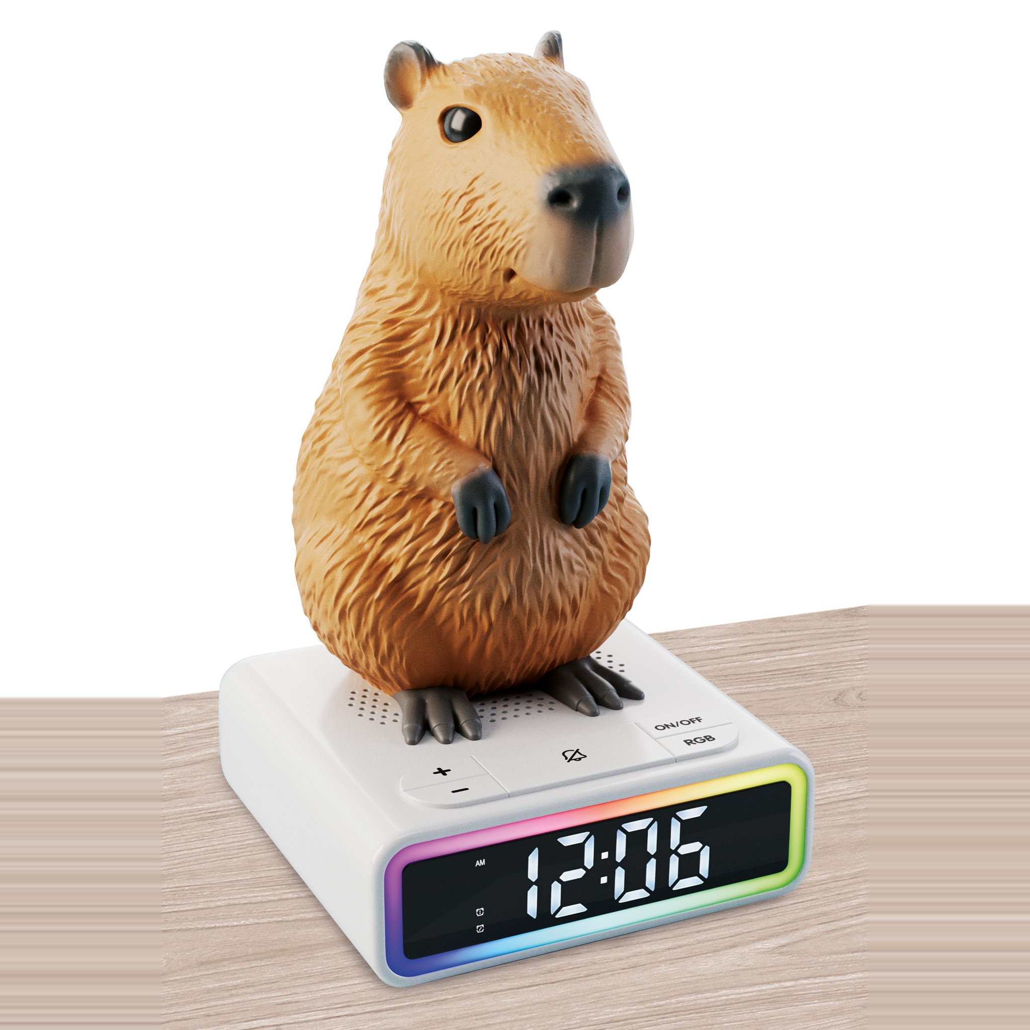 Capybara Wecker von Lisciani auf einem Holztisch, die LED-Anzeige zeigt 12:06 im RGB-Rahmen