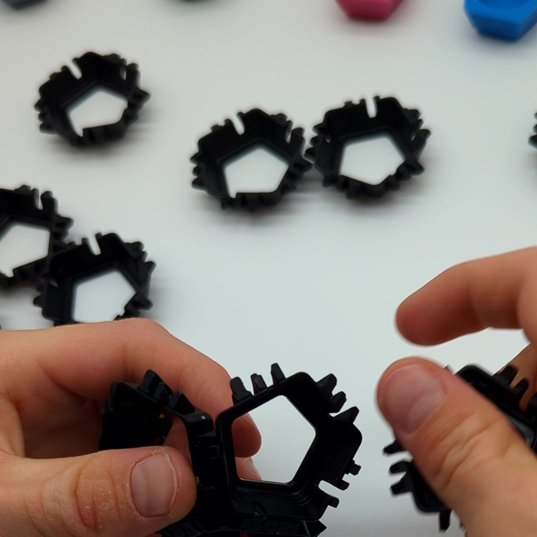 Pezzi neri della struttura del Pocket Ninja assemblati a mano
