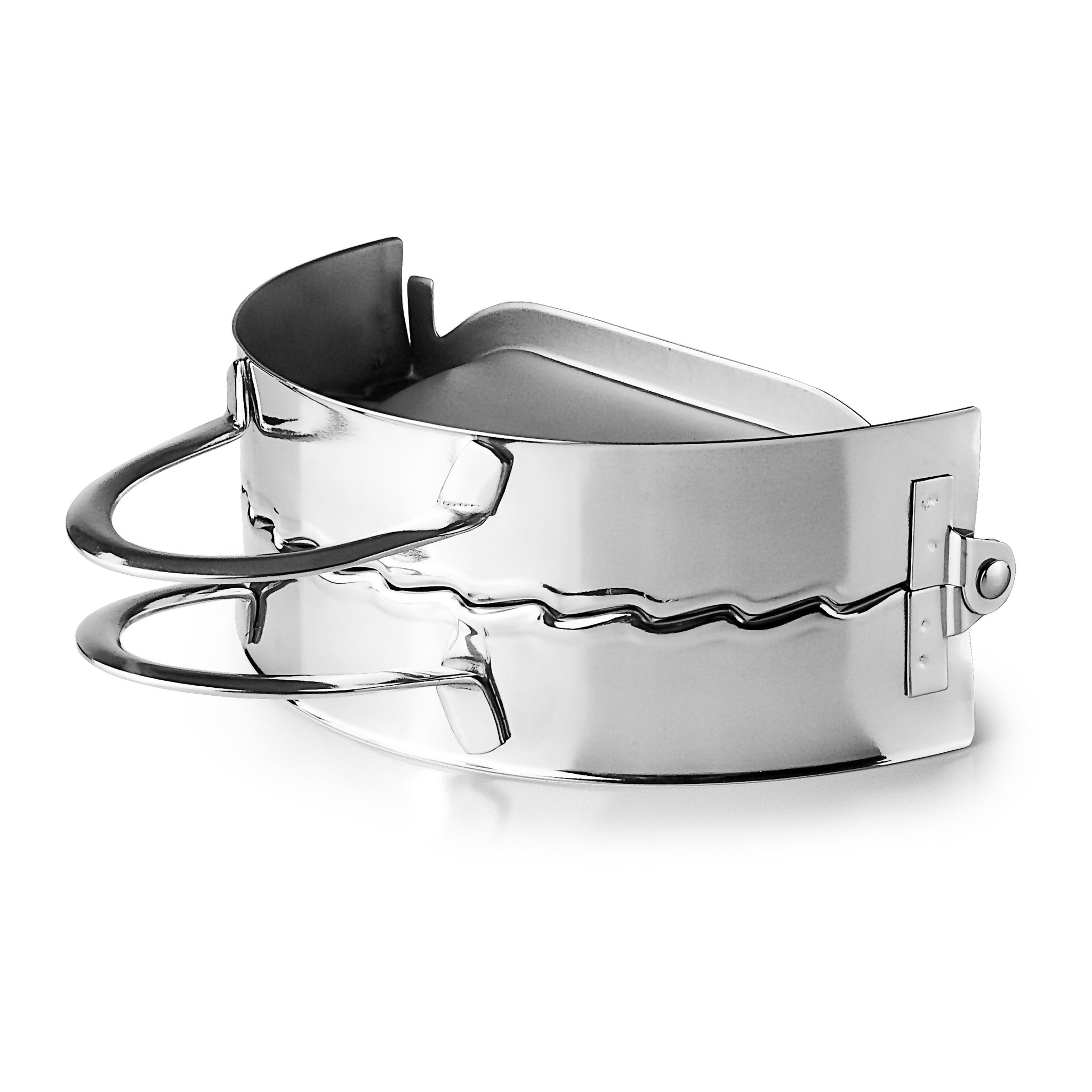 Closed stainless steel dumpling mould seen from the side